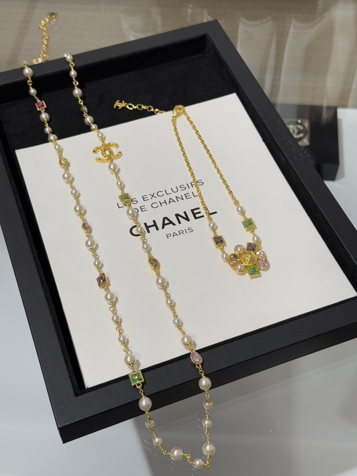 CHANEL Женское колье-чокер с кристаллами CHANEL Женское колье-чокер с кристаллами