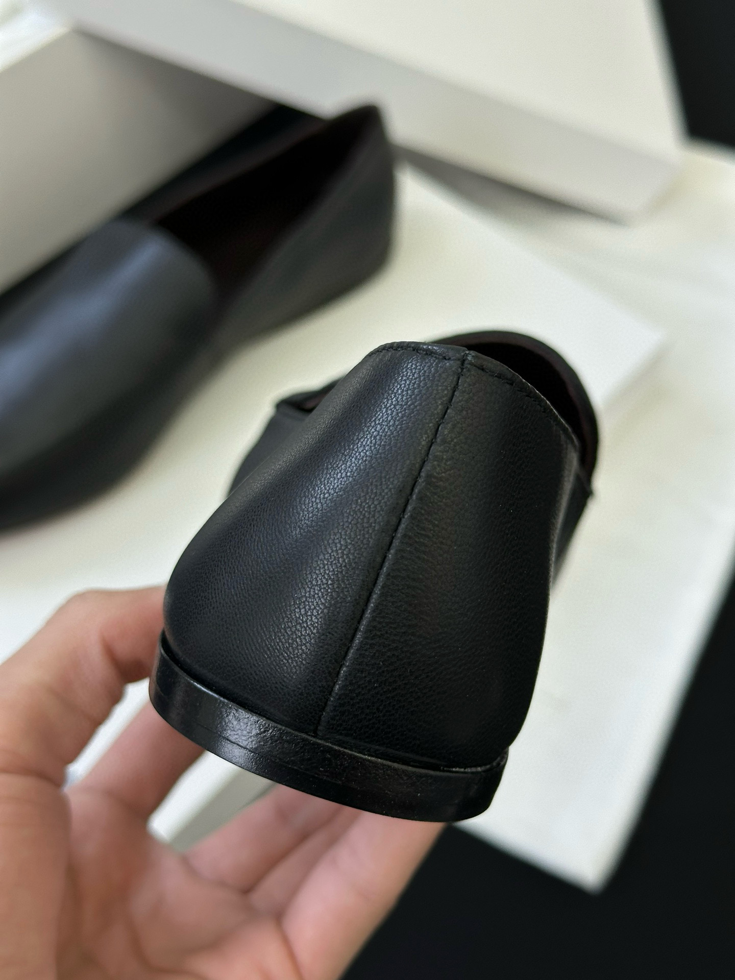 THE ROW Женские кожаные лоферы THE ROW Женские кожаные лоферы