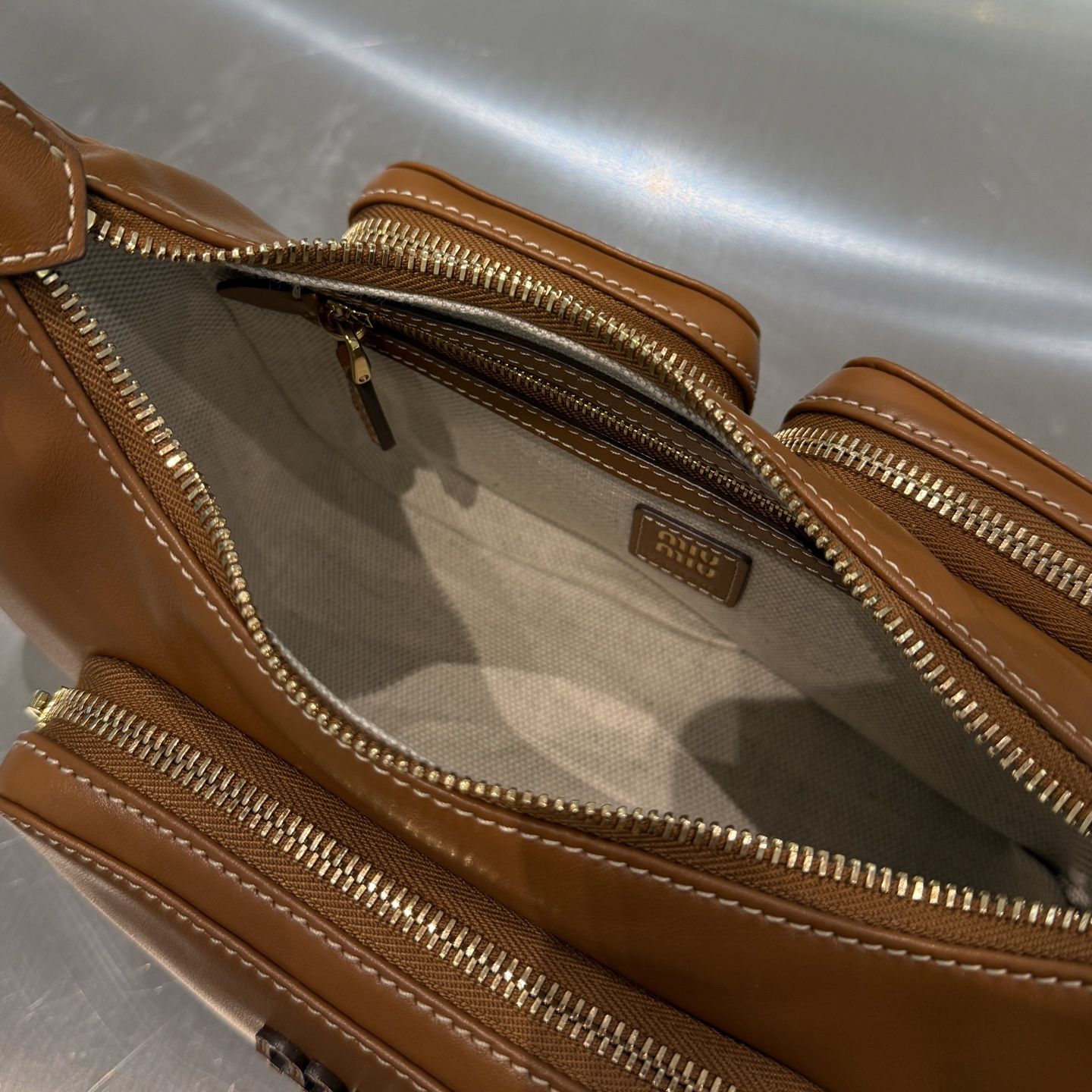 MIU MIU Женская сумка Nappa Leather Pocket MIU MIU Женская сумка Nappa Leather Pocket