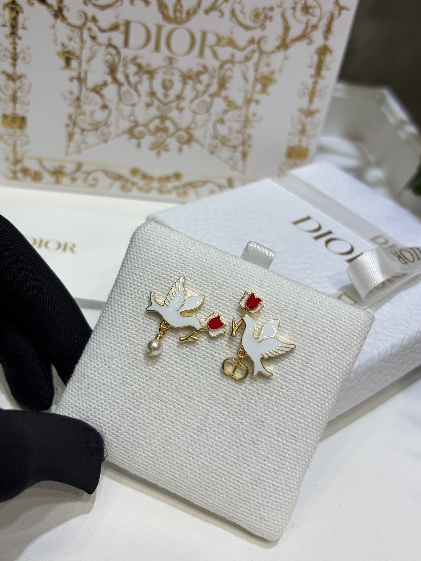 CHRISTIAN DIOR Женские серьги Dioramour Doves&Roses CHRISTIAN DIOR Женские серьги Dioramour Doves&Roses