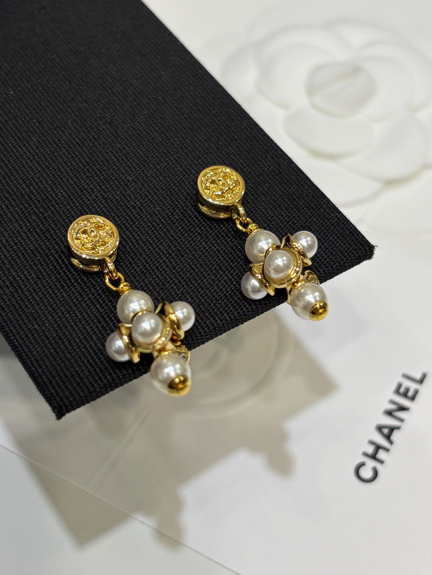 CHANEL Женские серьги с жемчужинами CHANEL Женские серьги с жемчужинами