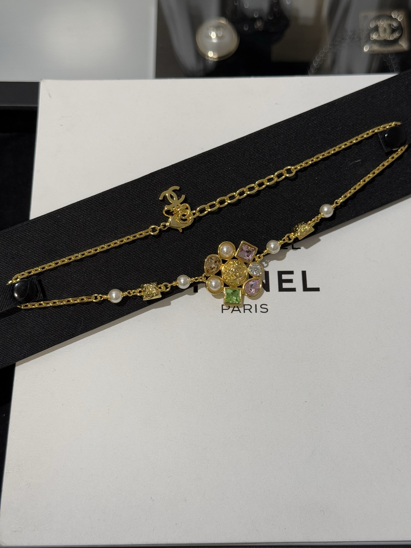 CHANEL Женское колье-чокер с кристаллами CHANEL Женское колье-чокер с кристаллами