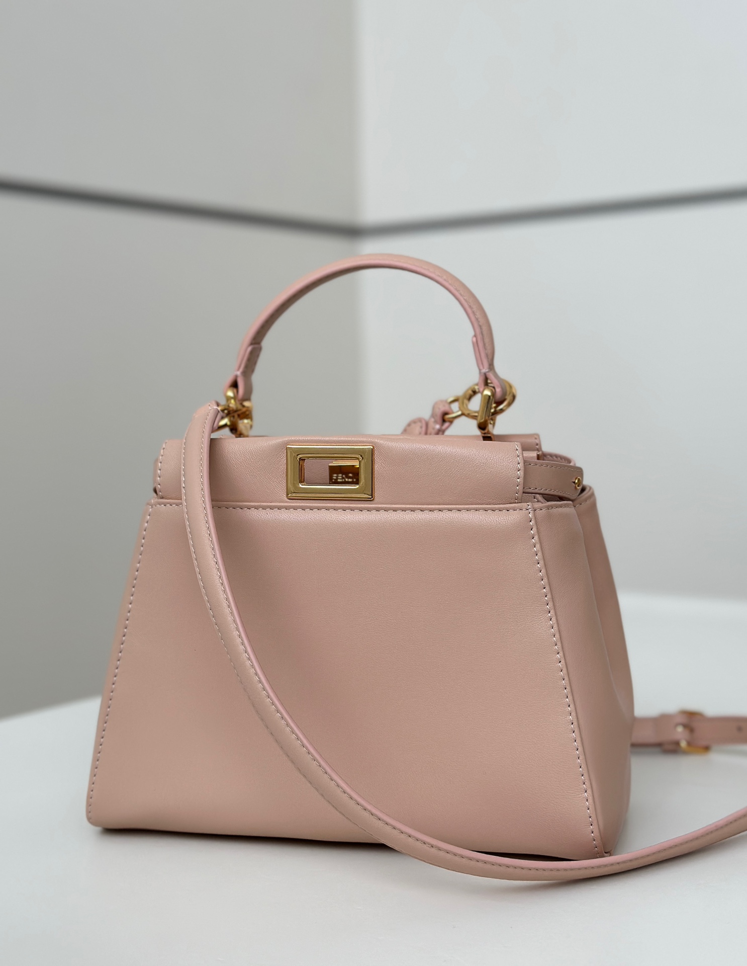 FENDI Женская сумка Peekaboo из овечьей кожи