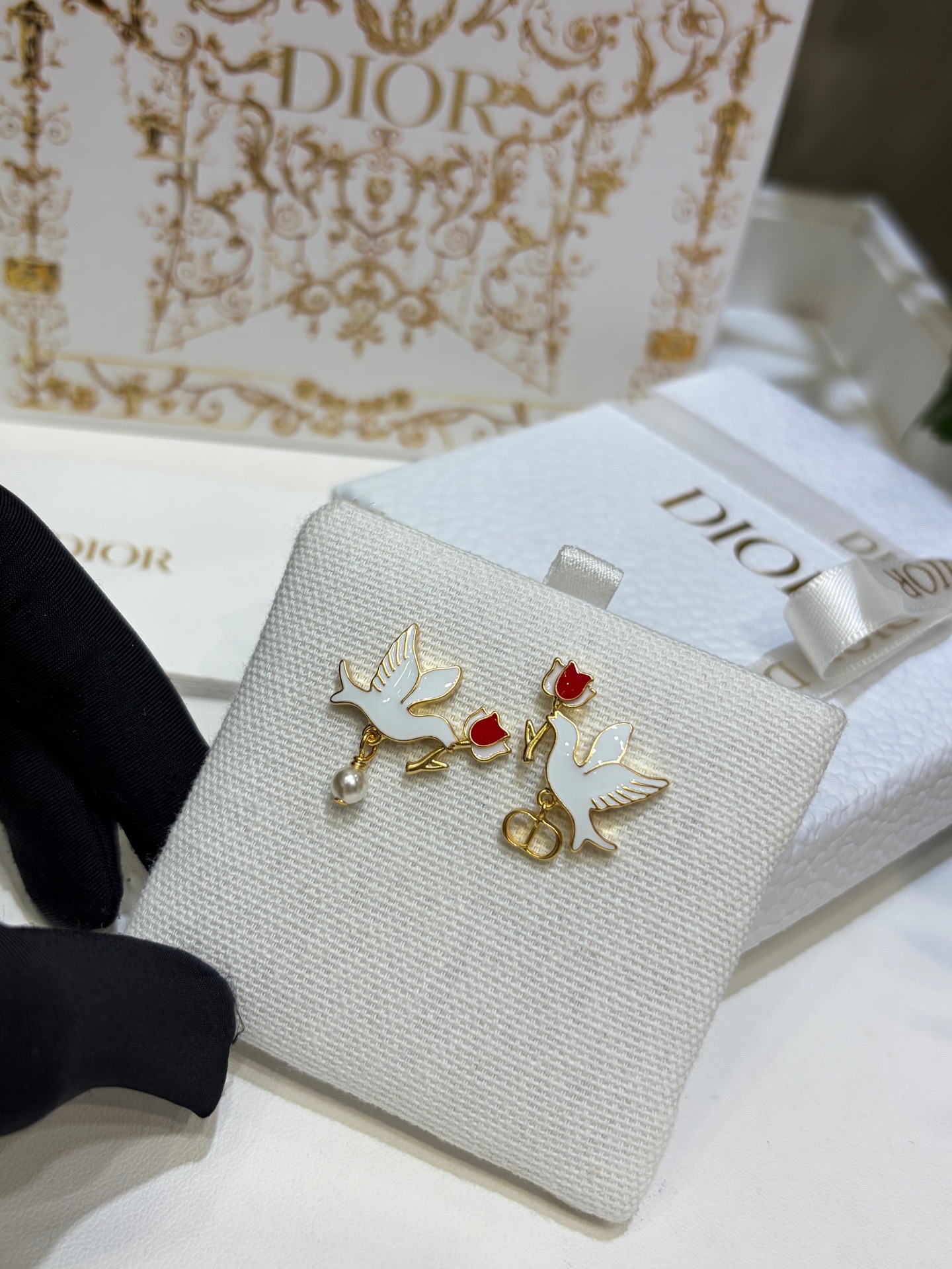 CHRISTIAN DIOR Женские серьги Dioramour Doves&Roses CHRISTIAN DIOR Женские серьги Dioramour Doves&Roses