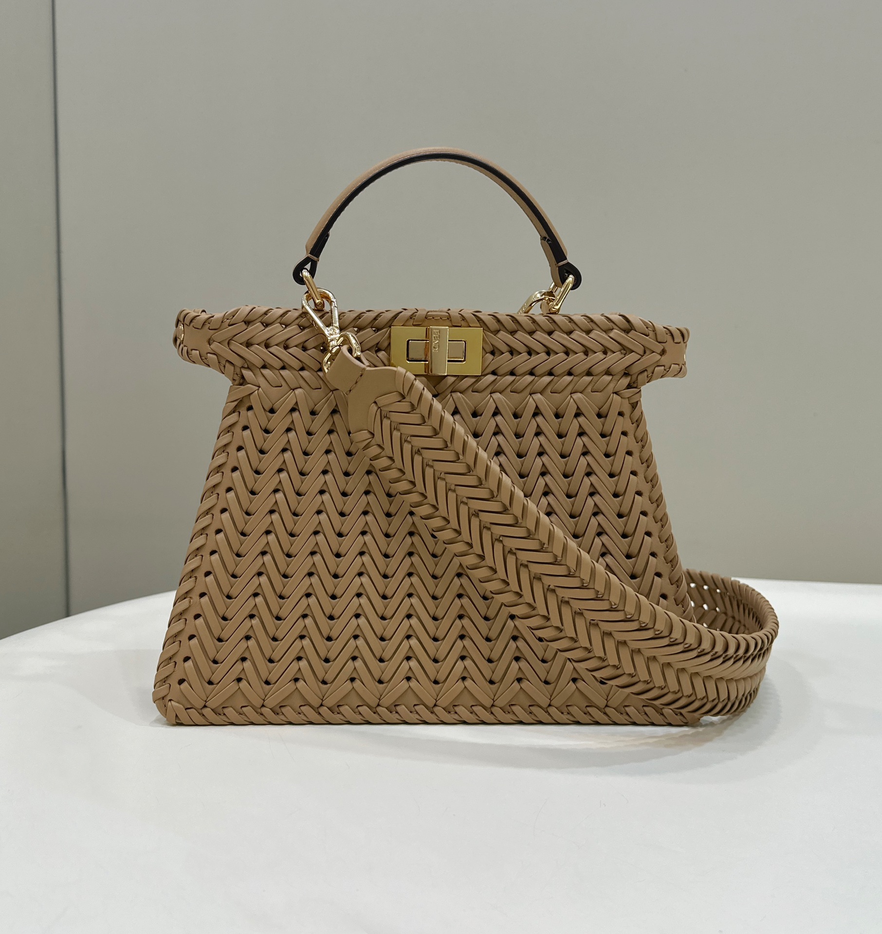 FENDI Женская сумка Peekaboo ISeeU из плетёной кожи