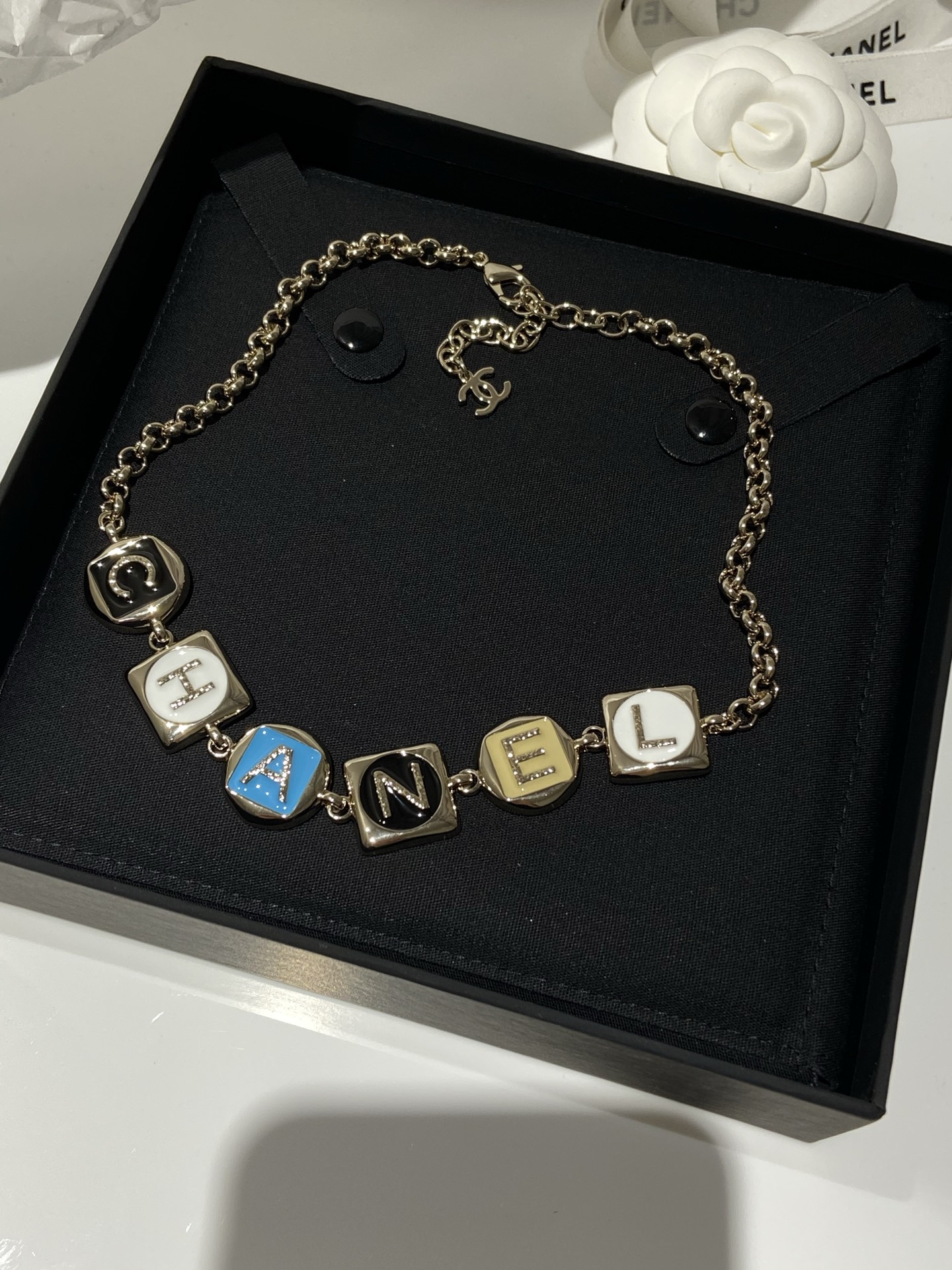 CHANEL Женское колье с буквами CHANEL Женское колье с буквами