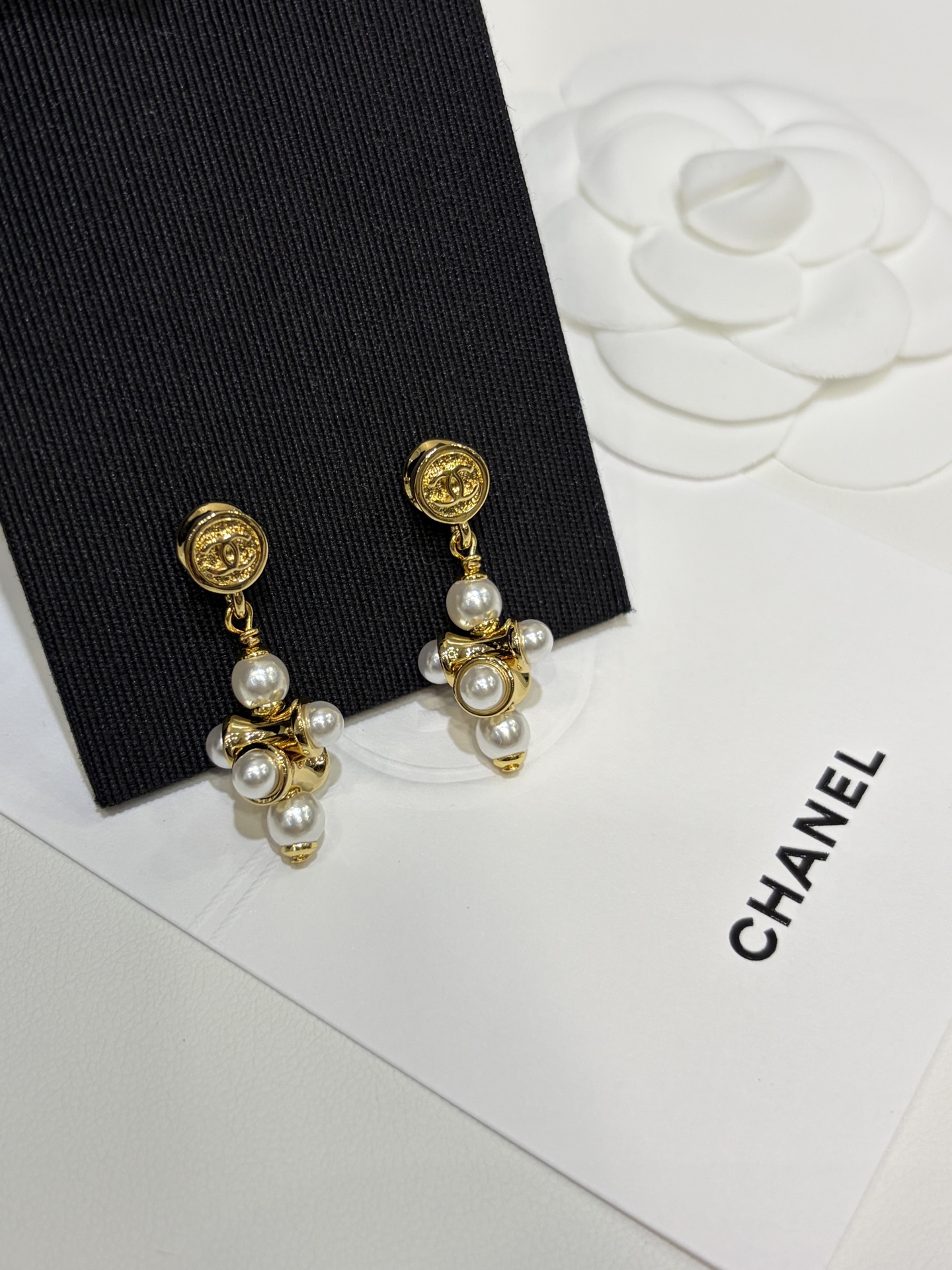 CHANEL Женские серьги с жемчужинами CHANEL Женские серьги с жемчужинами