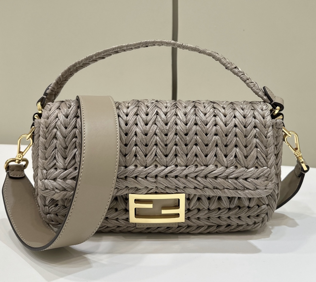 FENDI Женская сумка Baguette из рафии FENDI Женская сумка Baguette из рафии