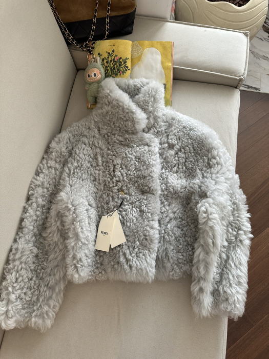 FENDI Женская шуба из овчины