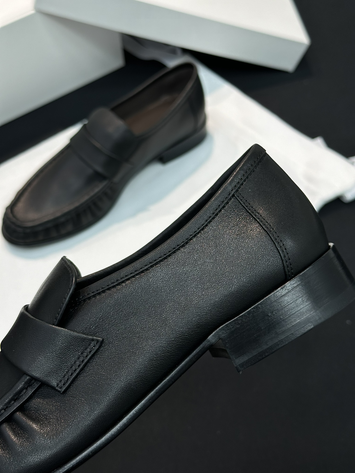 THE ROW Женские кожаные лоферы