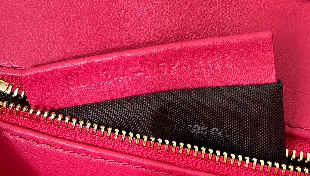 FENDI Женская сумка Peekaboo из овечьей кожи