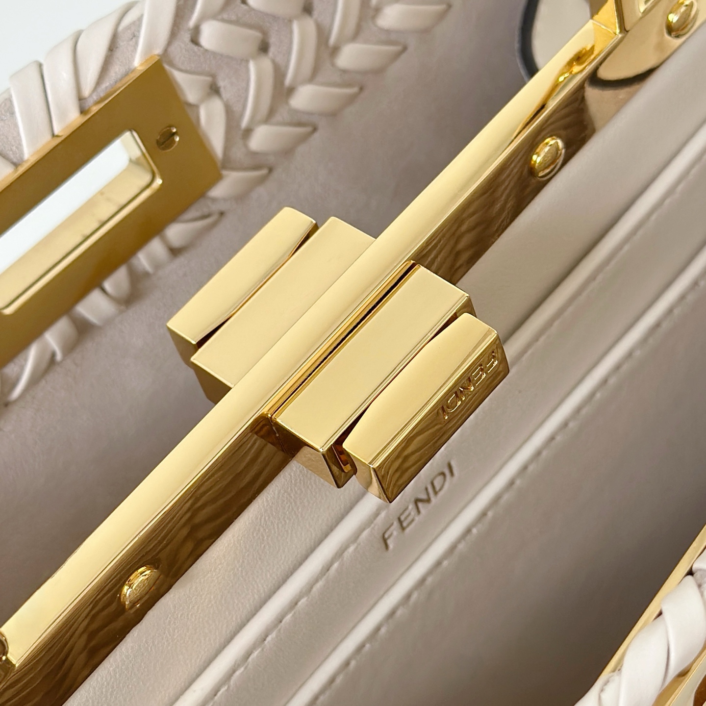 FENDI Женская сумка Peekaboo ISeeU из плетёной кожи