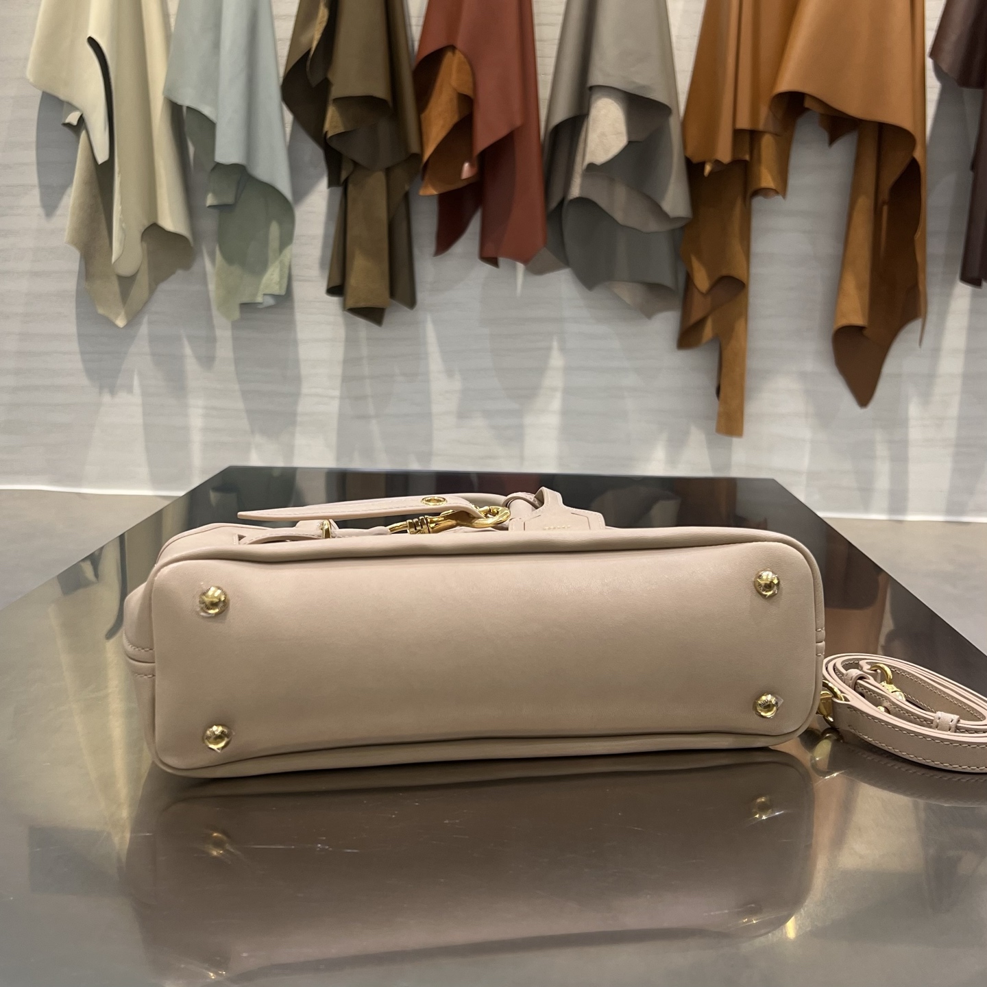 MIU MIU Женская сумка Aventure Nappa MIU MIU Женская сумка Aventure Nappa