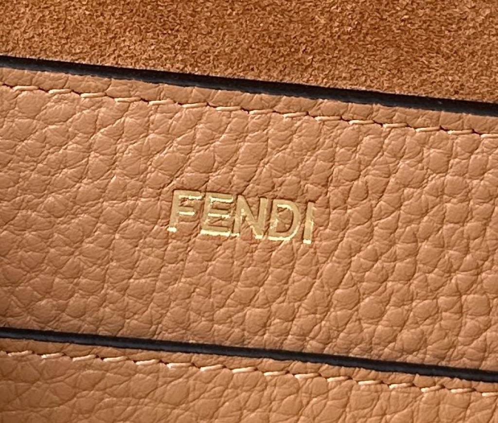 FENDI Женская сумка Peekaboo Soft