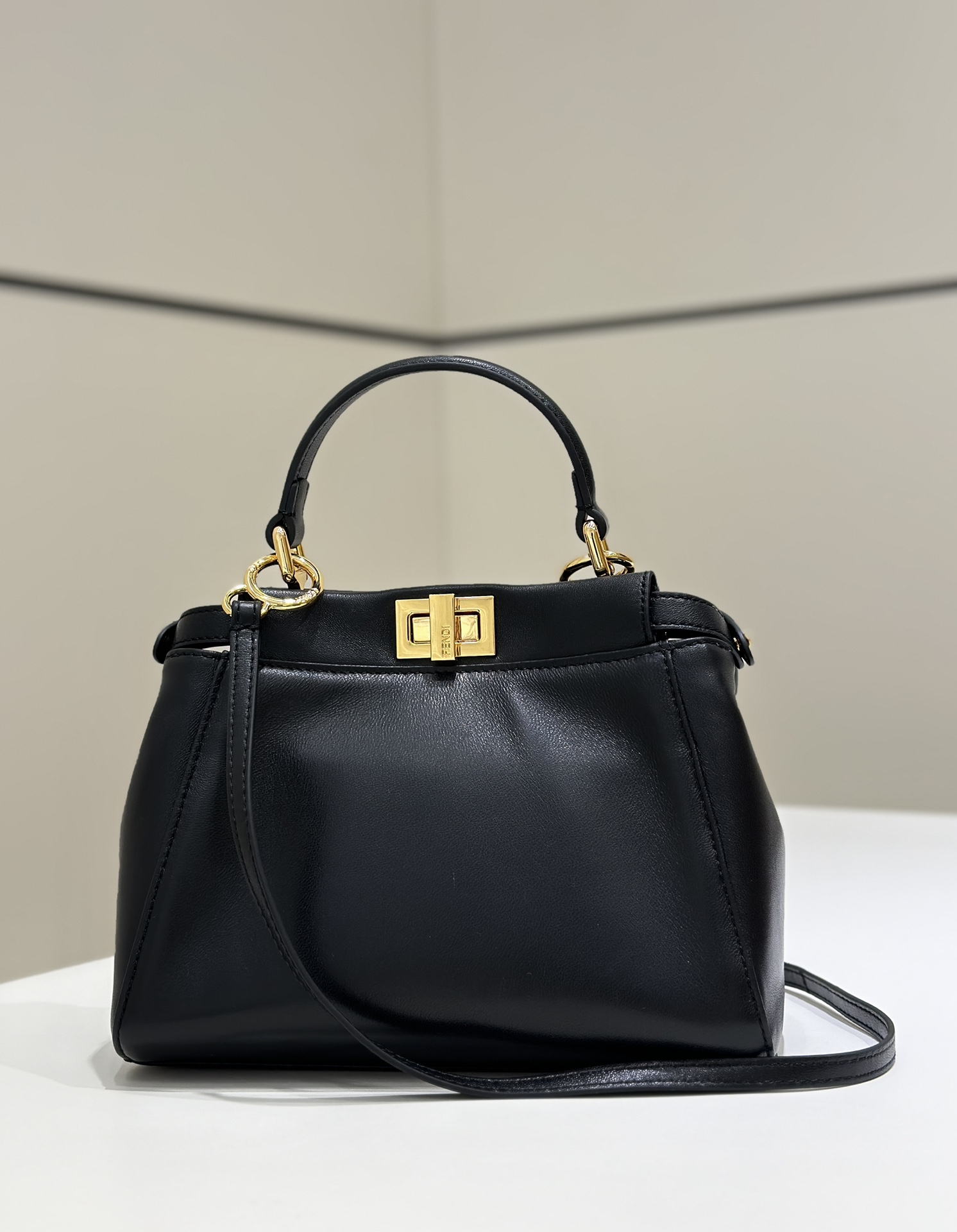 FENDI Женская сумка Peekaboo из овечьей кожи FENDI Женская сумка Peekaboo из овечьей кожи
