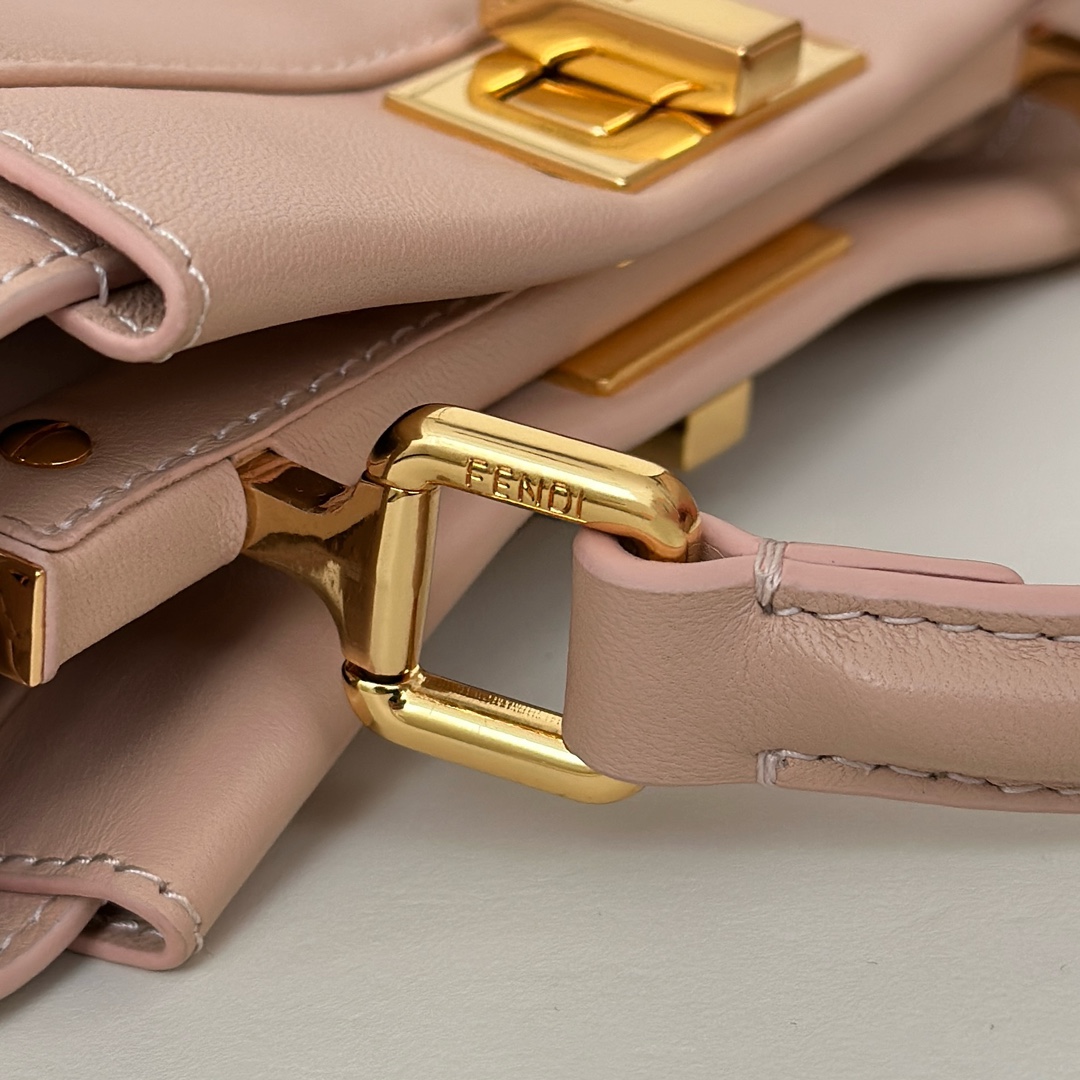 FENDI Женская сумка Peekaboo из овечьей кожи