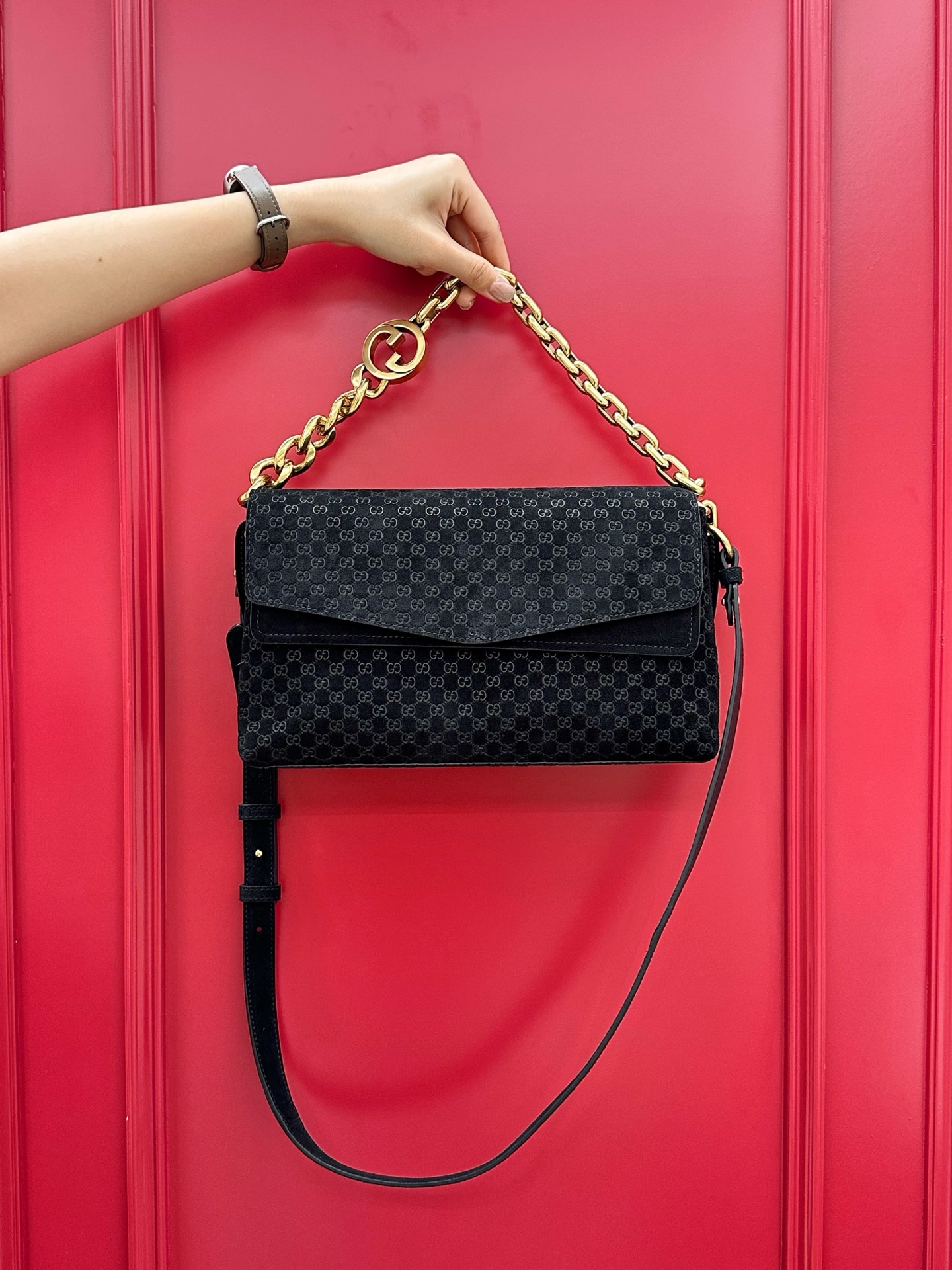 GUCCI Женская сумка Medium shoulder bag with chain