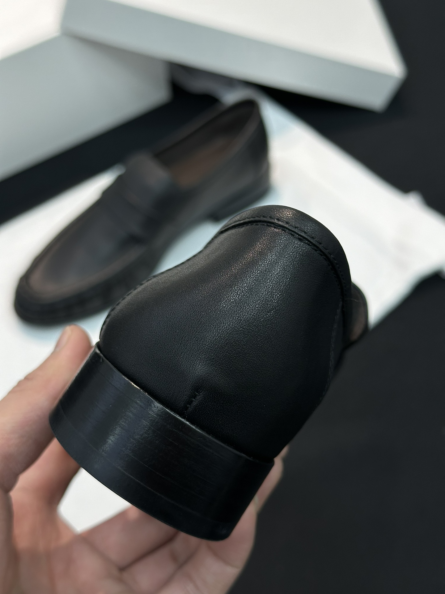 THE ROW Женские кожаные лоферы