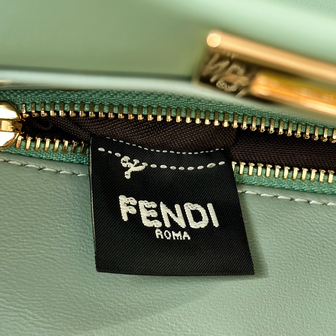 FENDI Женская сумка Peekaboo из овечьей кожи