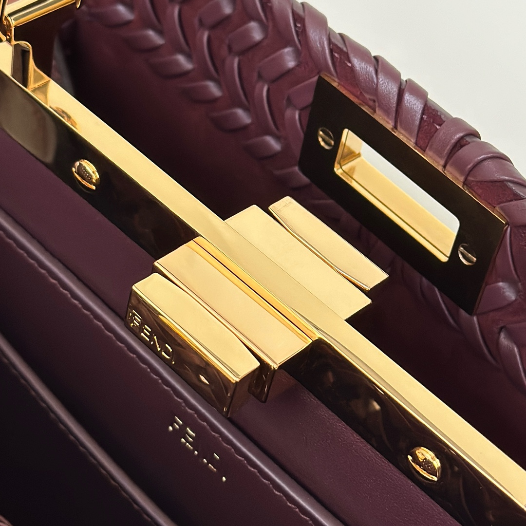 FENDI Женская сумка Peekaboo ISeeU из плетёной кожи FENDI Женская сумка Peekaboo ISeeU из плетёной кожи