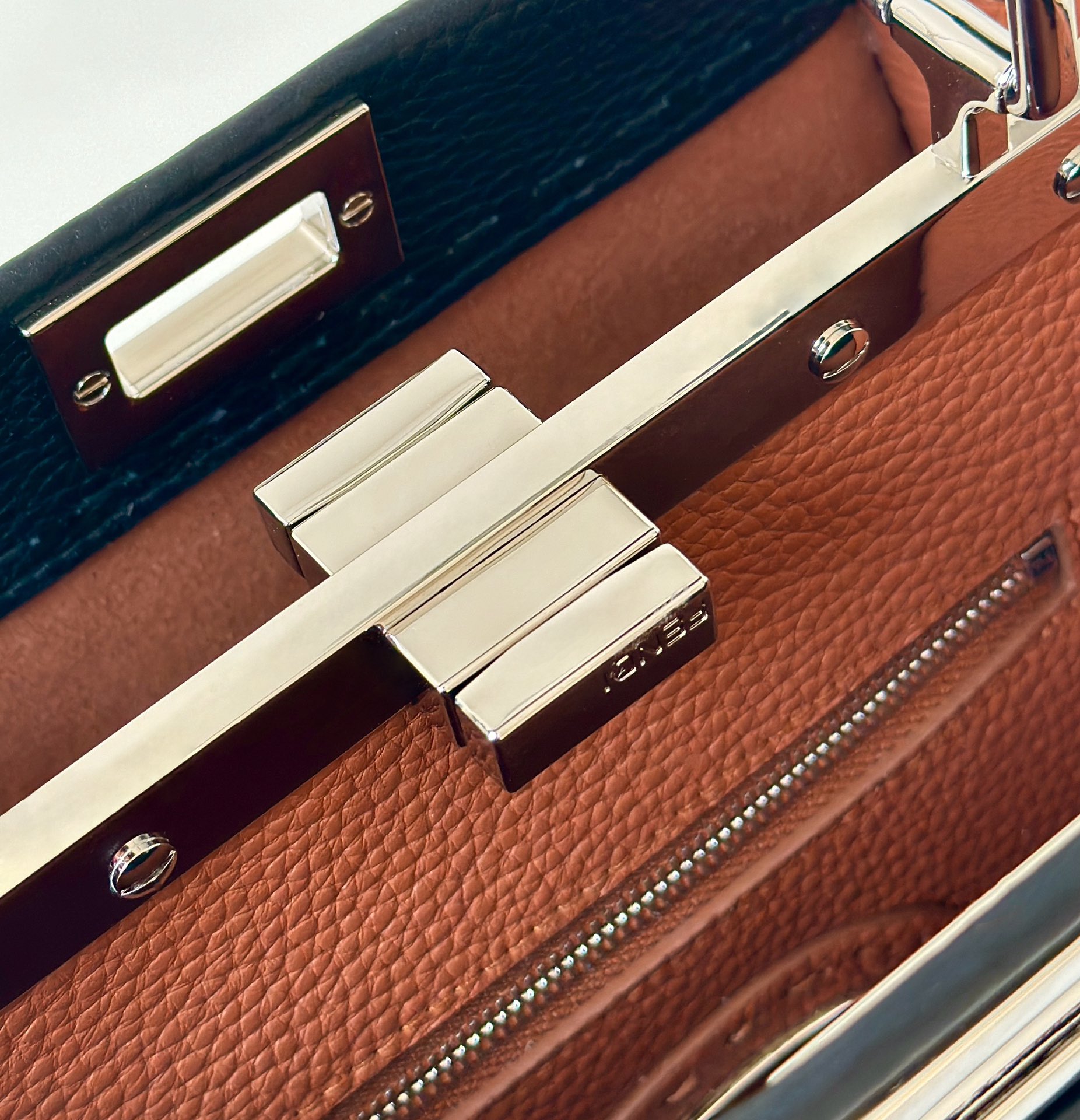 FENDI Женская сумка Peekaboo из овечьей кожи