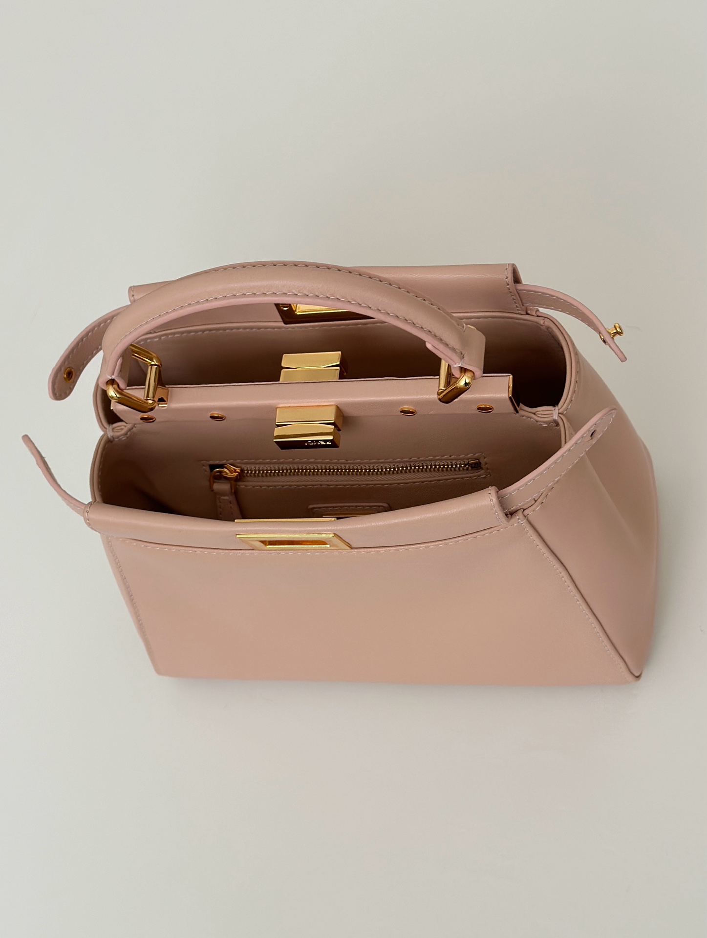 FENDI Женская сумка Peekaboo из овечьей кожи