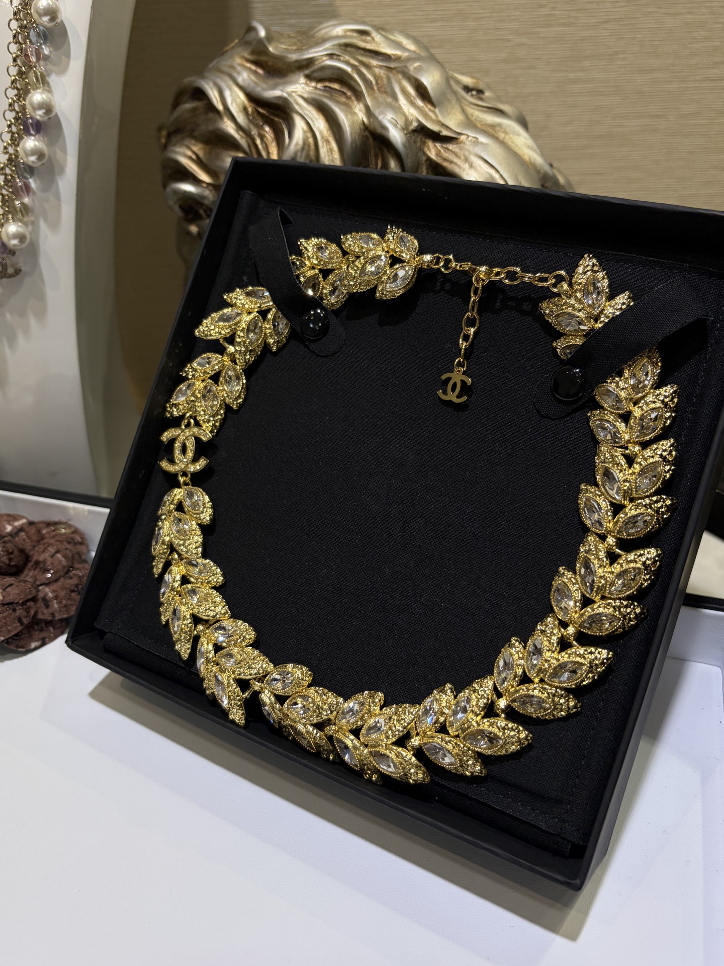 CHANEL Женское колье из латуни с кристаллами Swarovski CHANEL Женское колье из латуни с кристаллами Swarovski