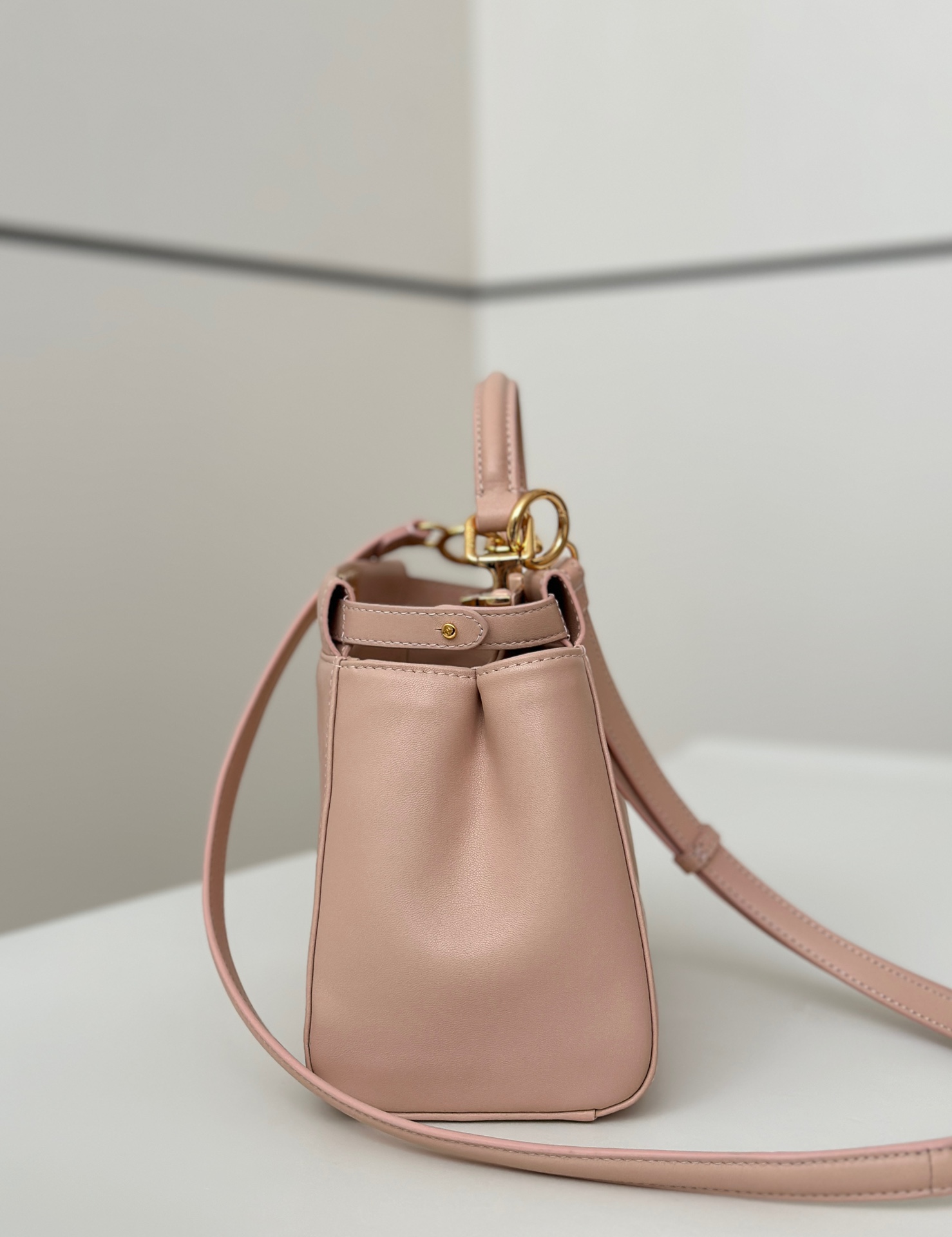 FENDI Женская сумка Peekaboo из овечьей кожи