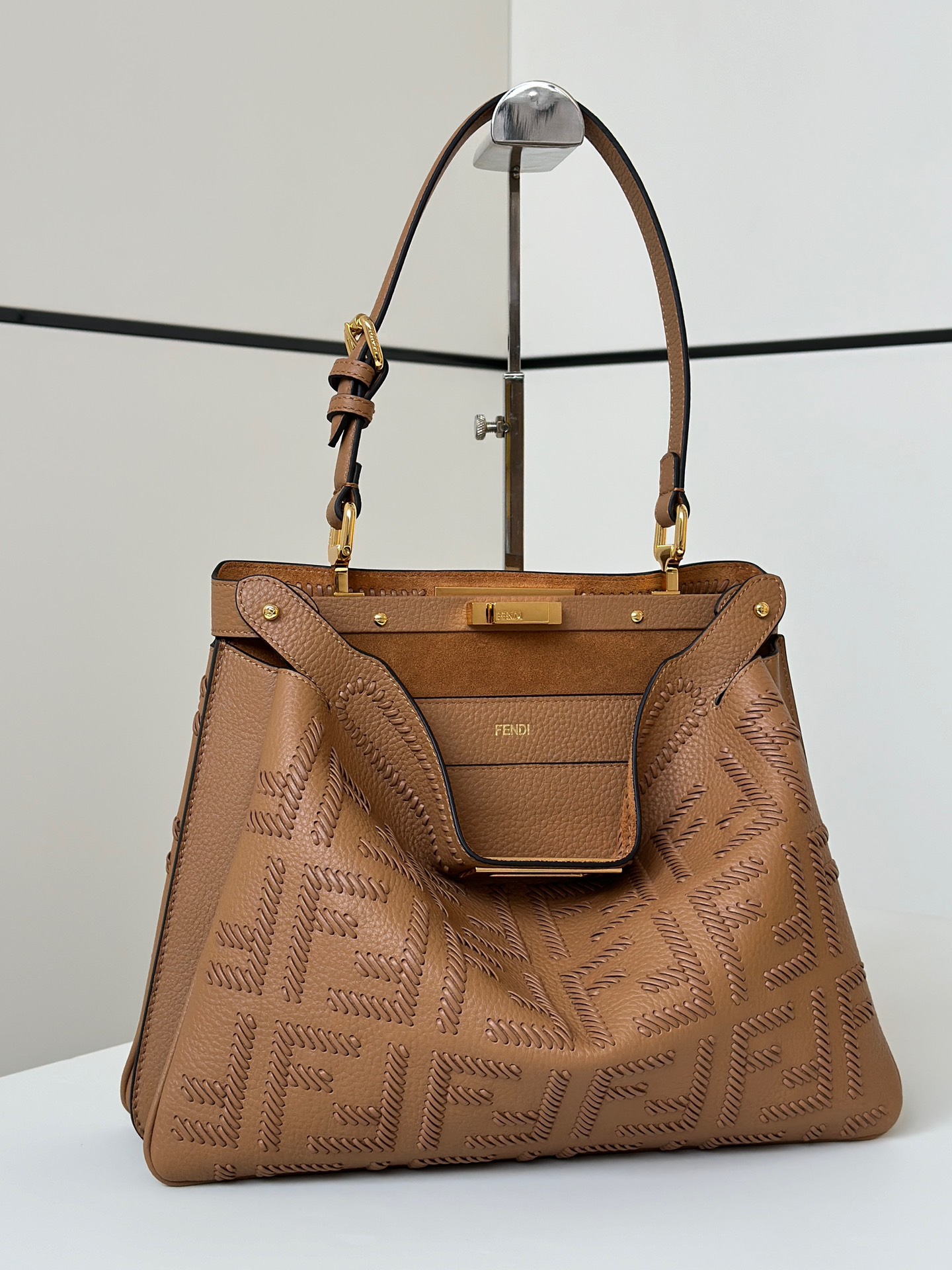 FENDI Женская сумка Peekaboo Soft