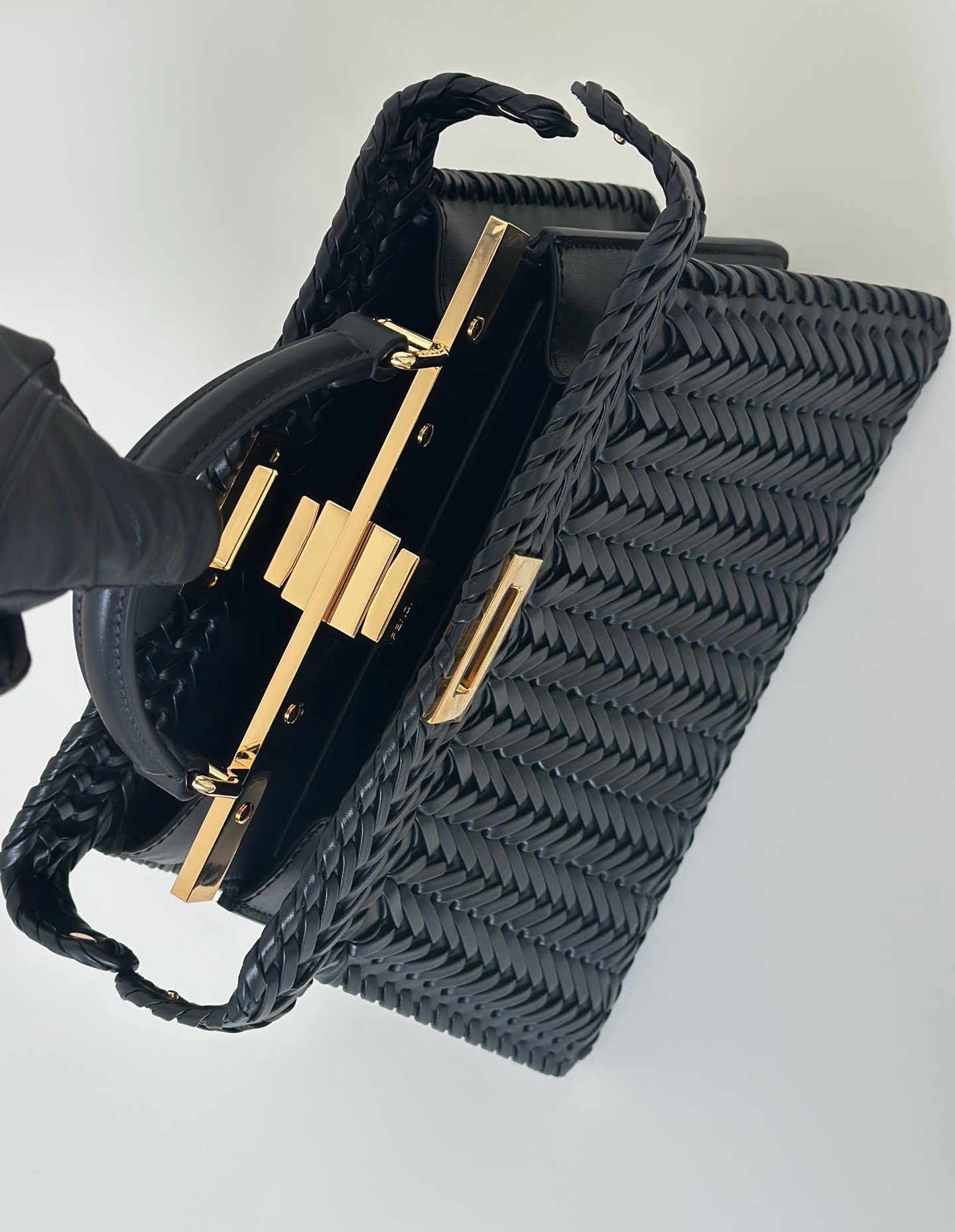 FENDI Женская сумка Peekaboo ISeeU из плетёной кожи