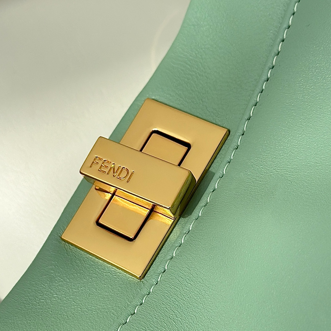 FENDI Женская сумка Peekaboo из овечьей кожи