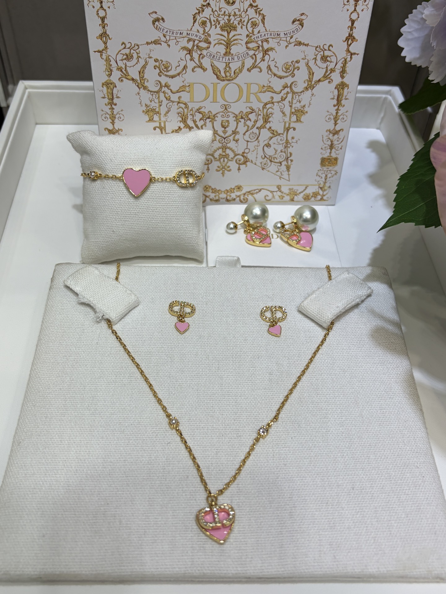 CHRISTIAN DIOR Женский набор украшений с розовым сердечком CHRISTIAN DIOR Женский набор украшений с розовым сердечком