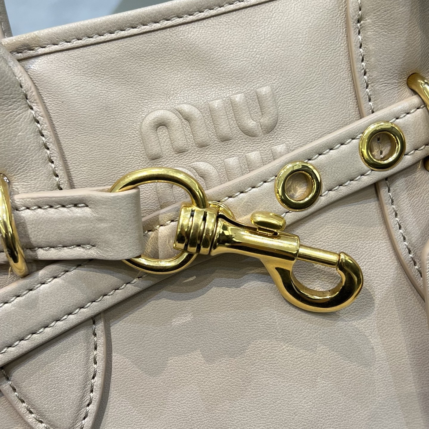 MIU MIU Женская сумка Aventure Nappa MIU MIU Женская сумка Aventure Nappa