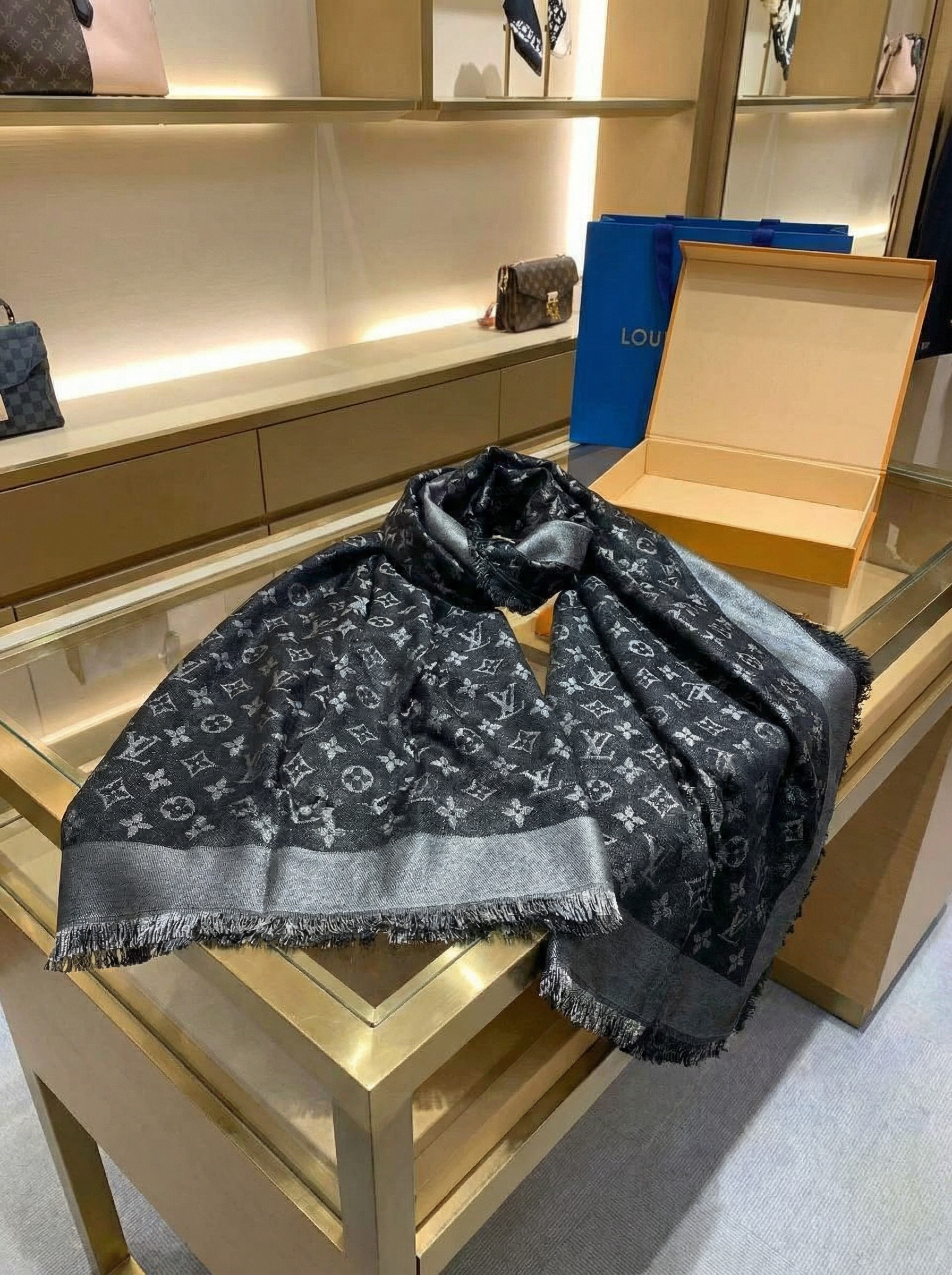 LOUIS VUITTON Женский платок из шелка графитовый LOUIS VUITTON Женский платок из шелка графитовый