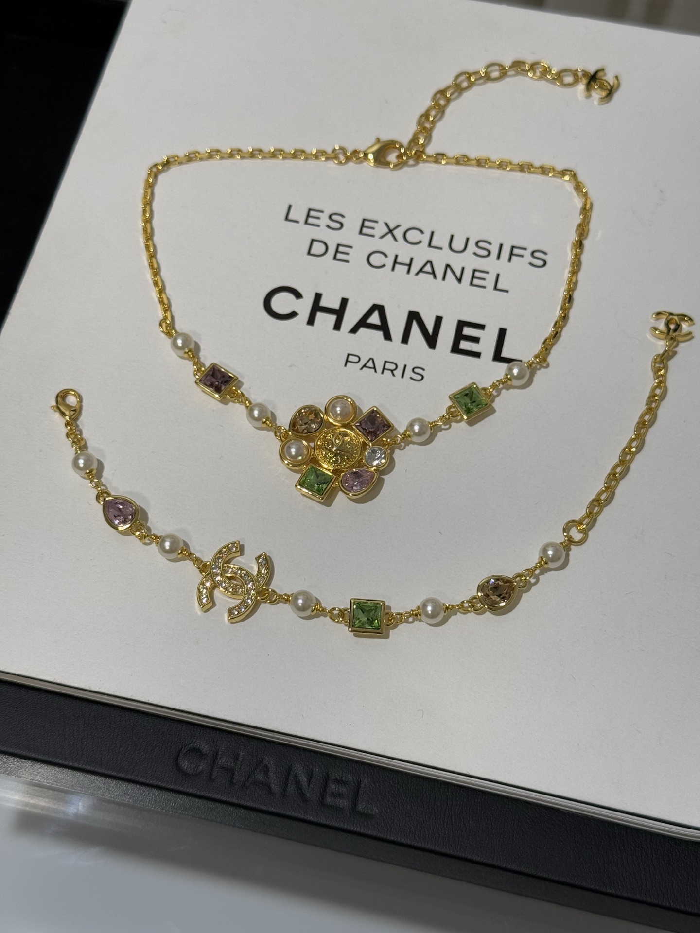 CHANEL Женское колье-чокер с кристаллами CHANEL Женское колье-чокер с кристаллами