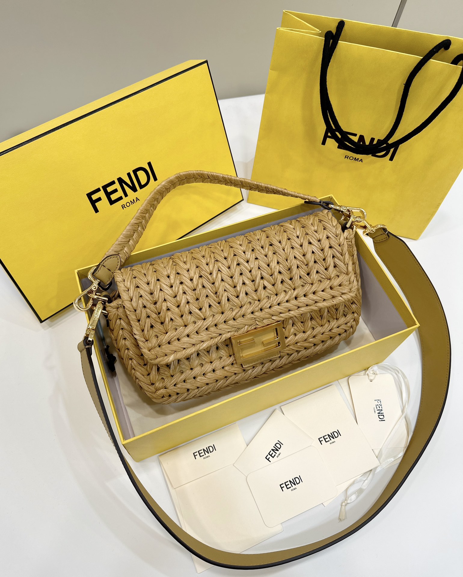 FENDI Женская сумка Baguette из рафии