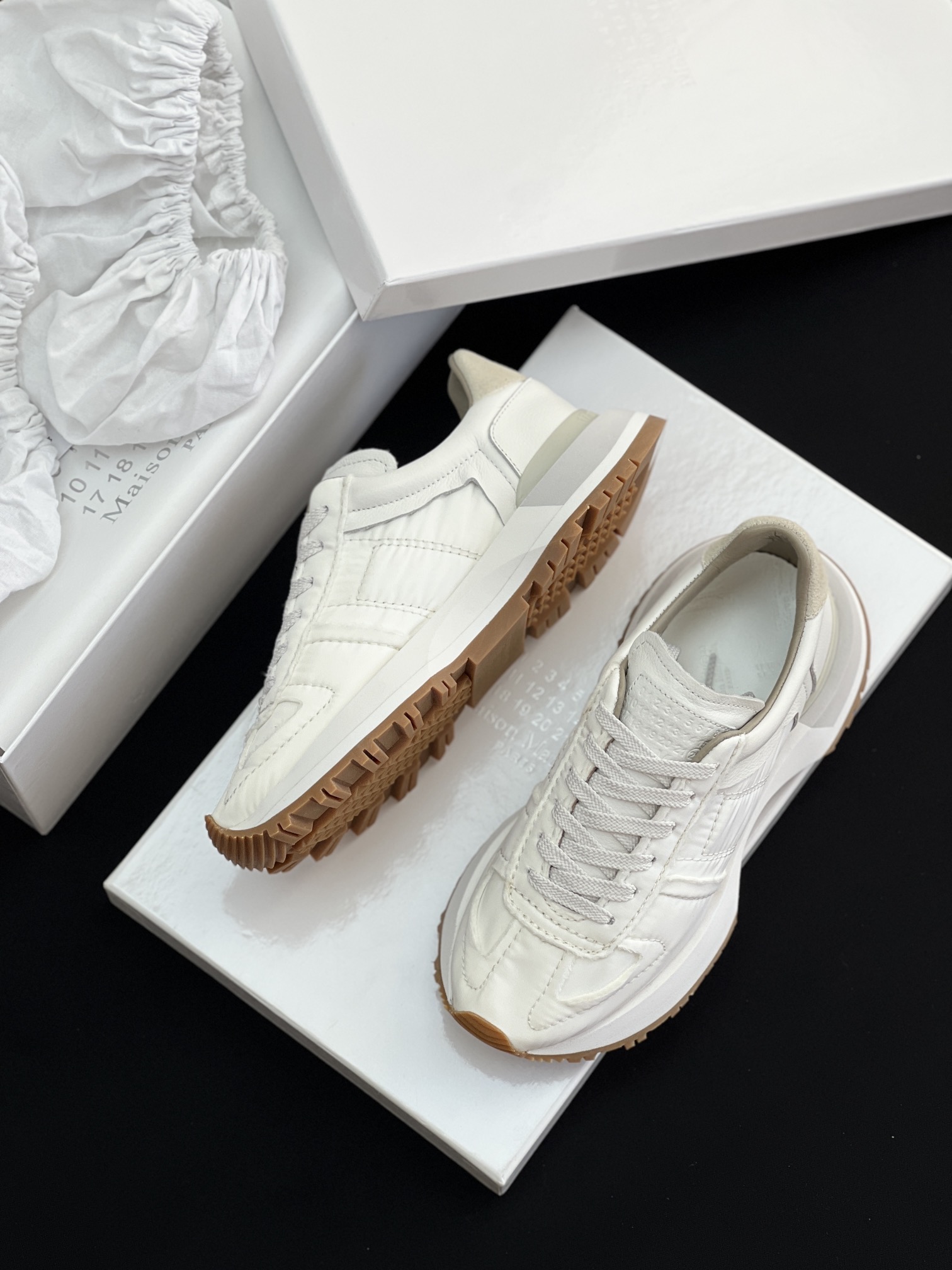 MAISON MARGIELA Женские кроссовки MM6 MAISON MARGIELA Женские кроссовки MM6