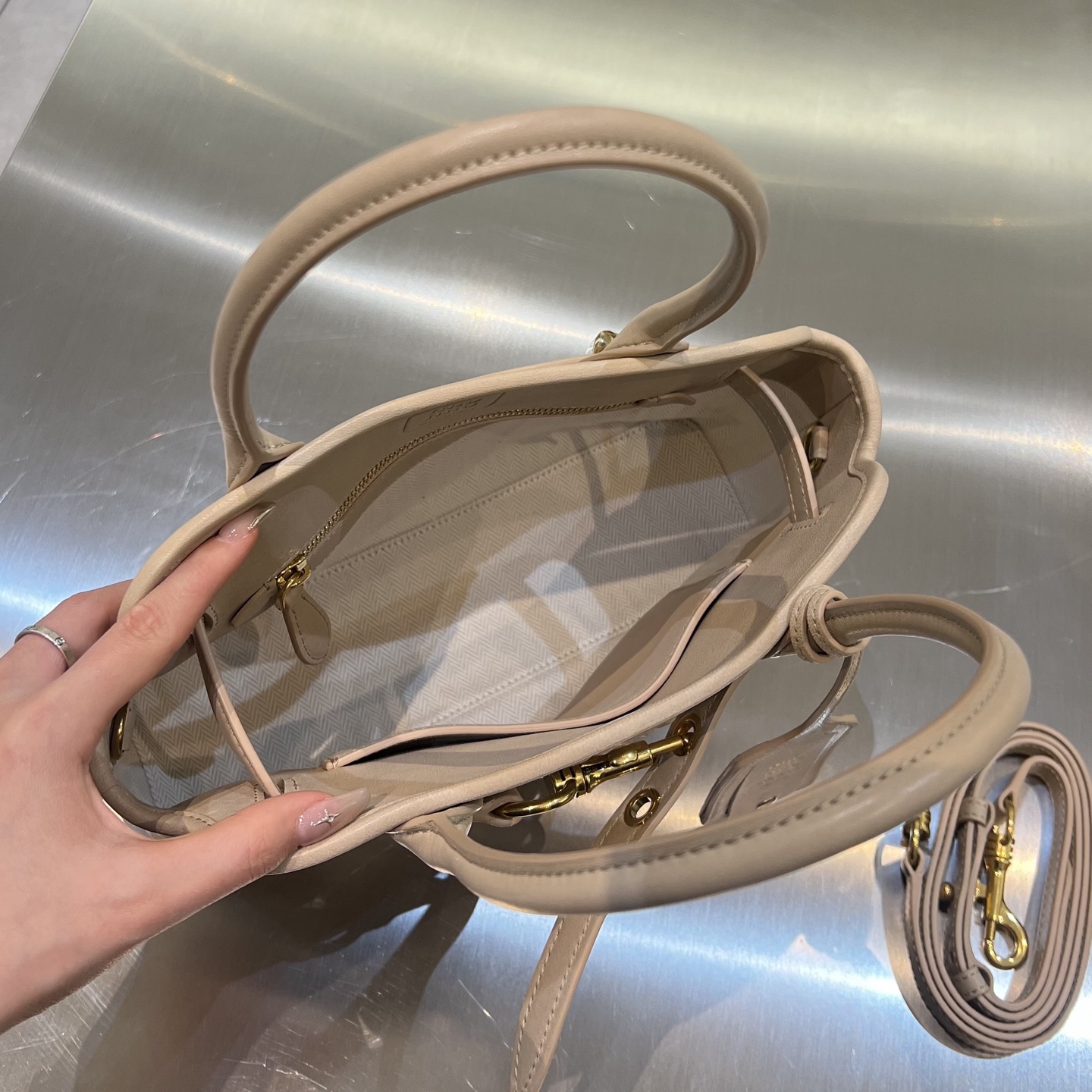 MIU MIU Женская сумка Aventure Nappa MIU MIU Женская сумка Aventure Nappa