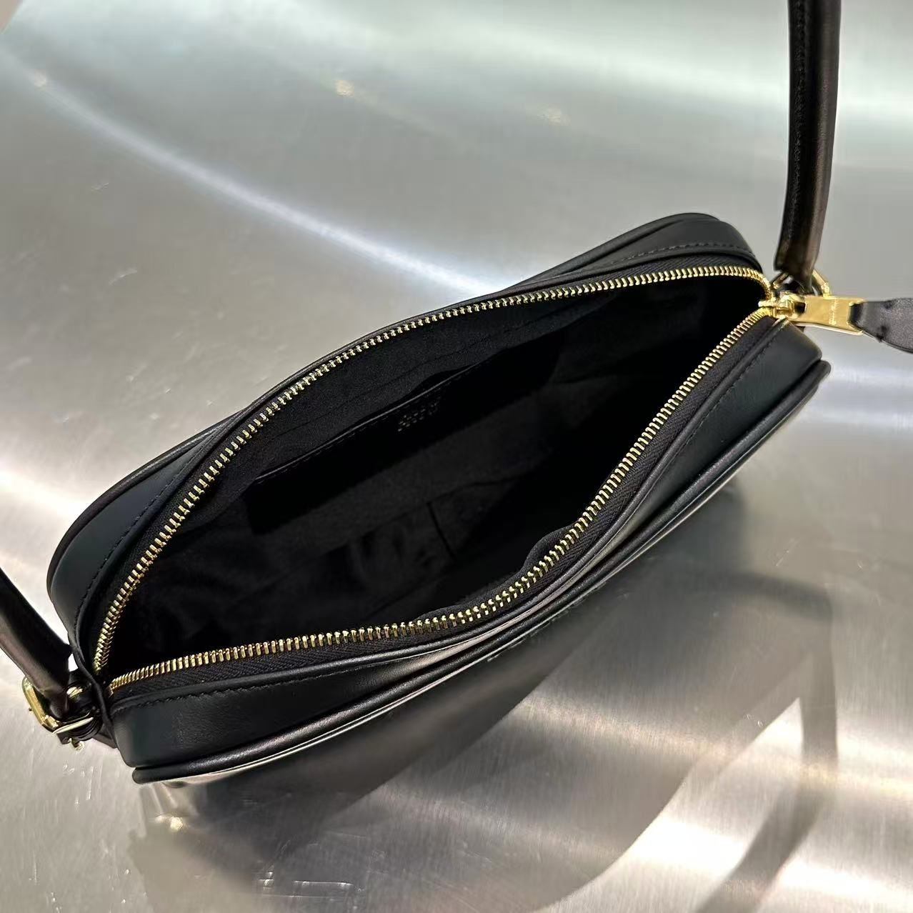 MIU MIU Женская сумка Leather Shoulder Bag MIU MIU Женская сумка Leather Shoulder Bag