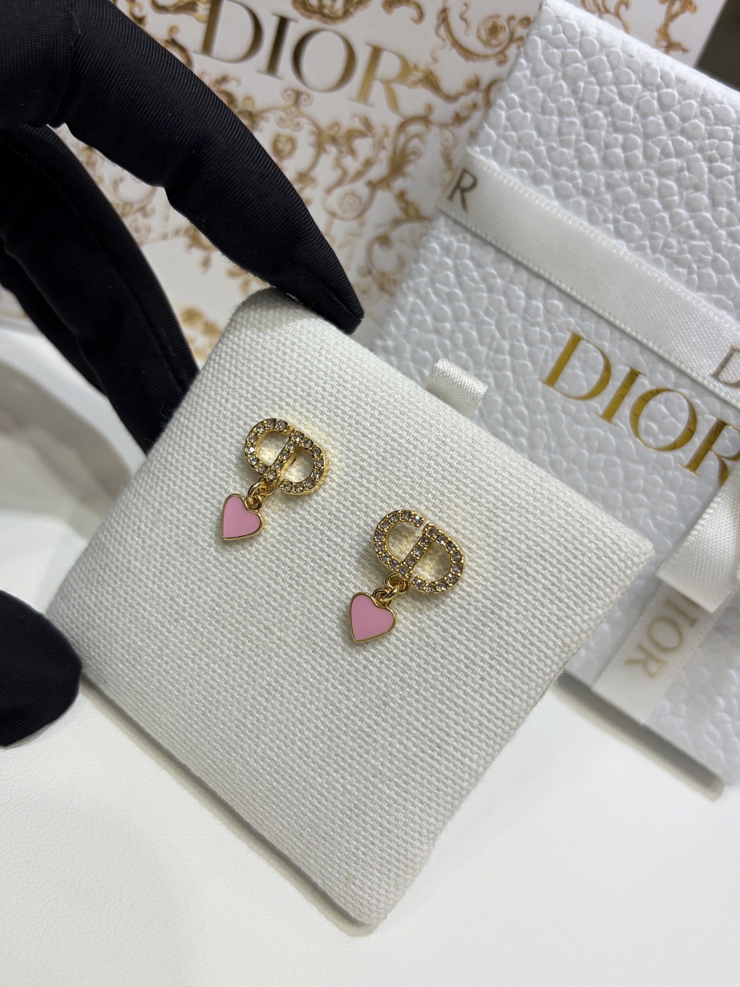 CHRISTIAN DIOR Женский набор украшений с розовым сердечком CHRISTIAN DIOR Женский набор украшений с розовым сердечком