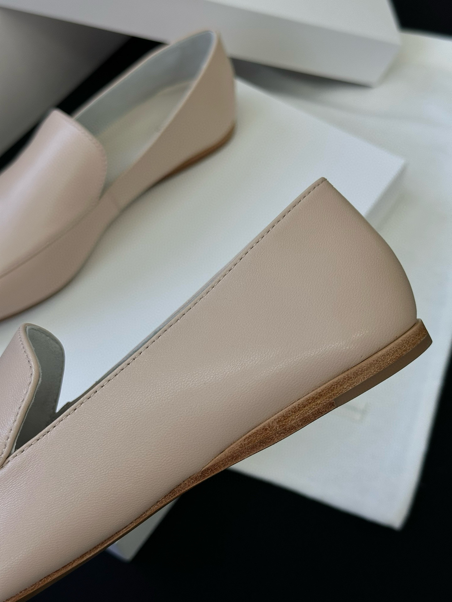 THE ROW Женские кожаные лоферы 