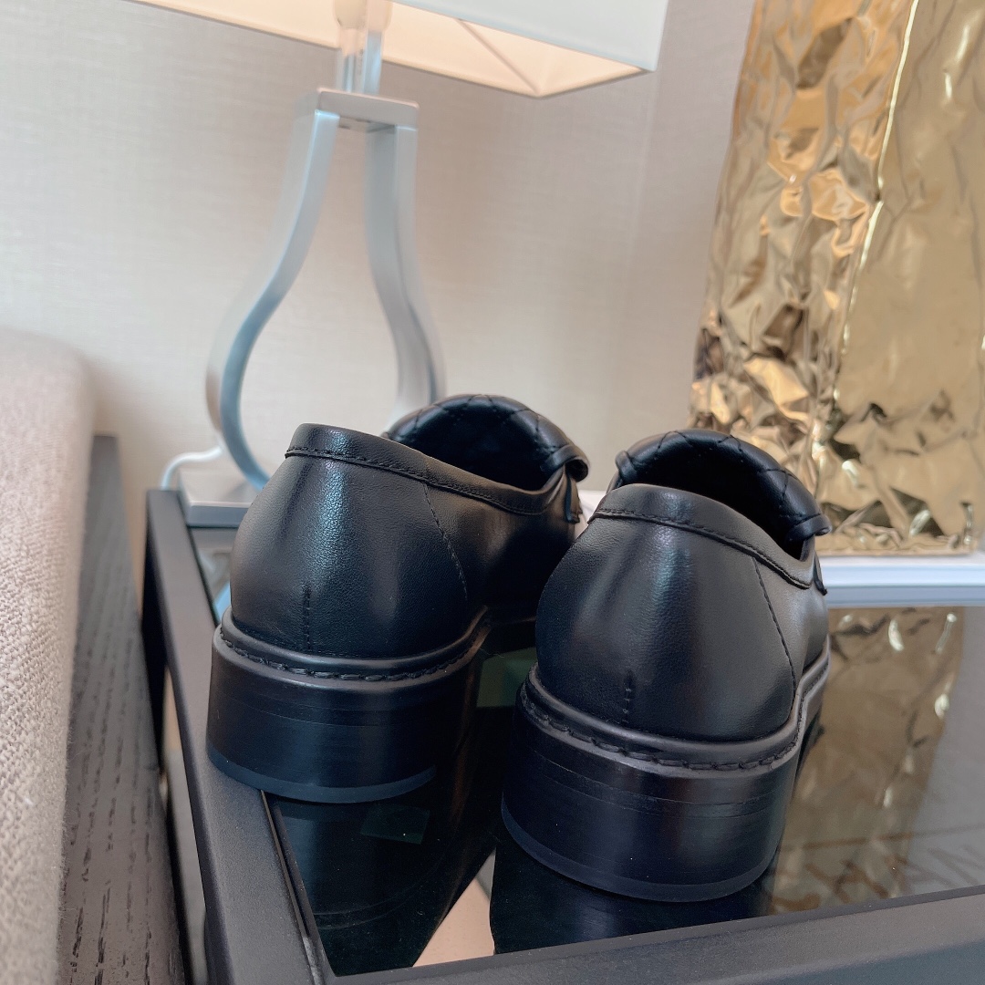 CHANEL Женские комбинированные лоферы CHANEL Женские комбинированные лоферы