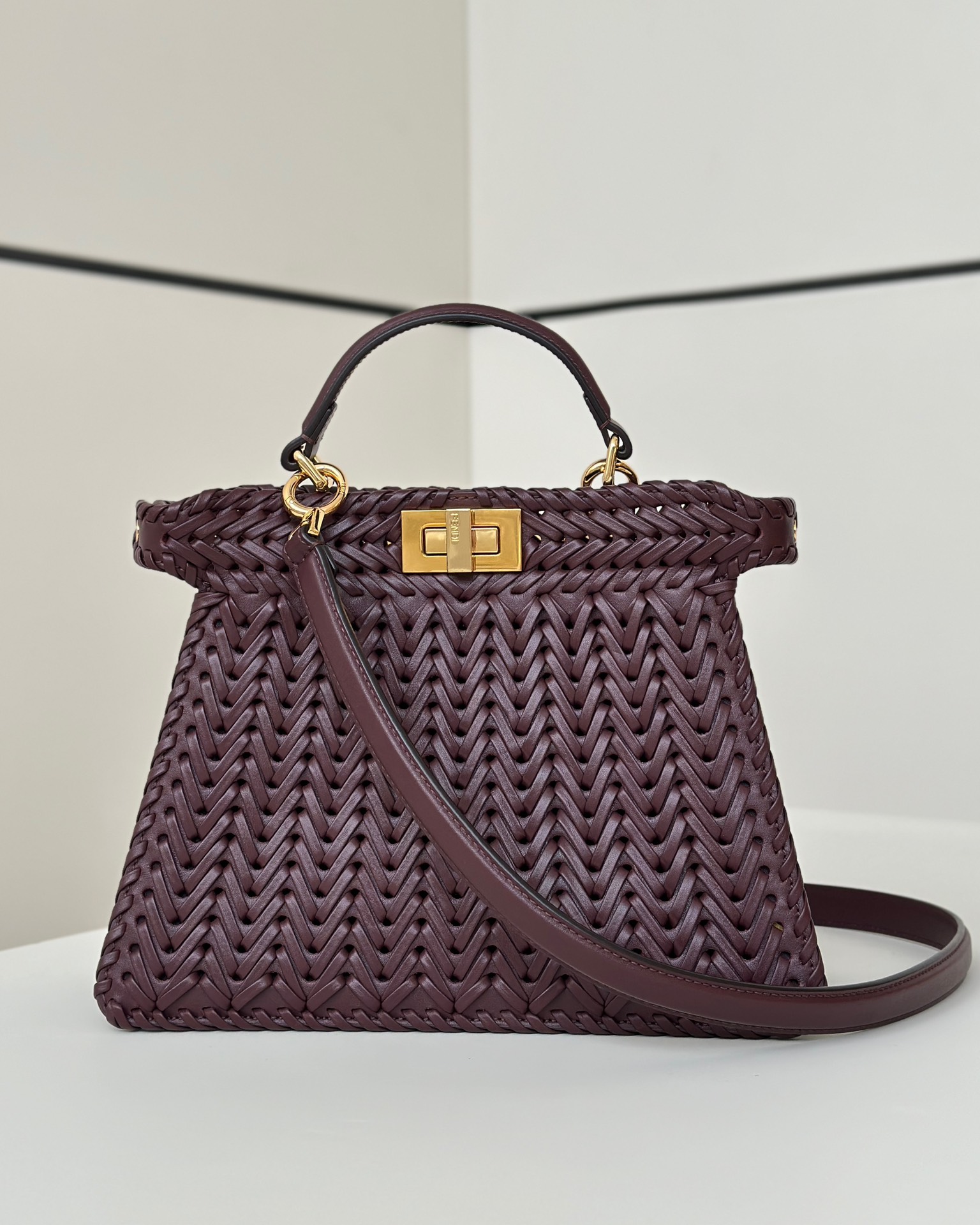 FENDI Женская сумка Peekaboo ISeeU из плетёной кожи FENDI Женская сумка Peekaboo ISeeU из плетёной кожи