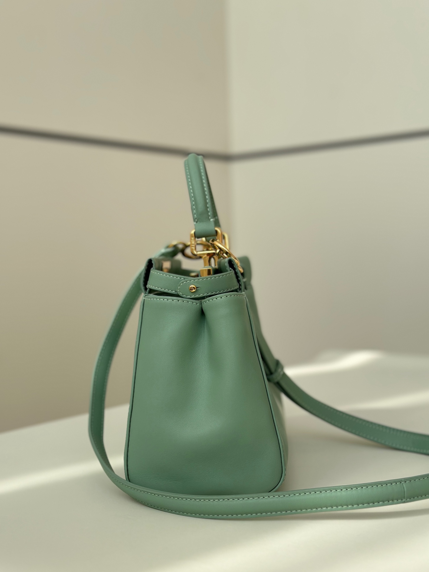 FENDI Женская сумка Peekaboo из овечьей кожи