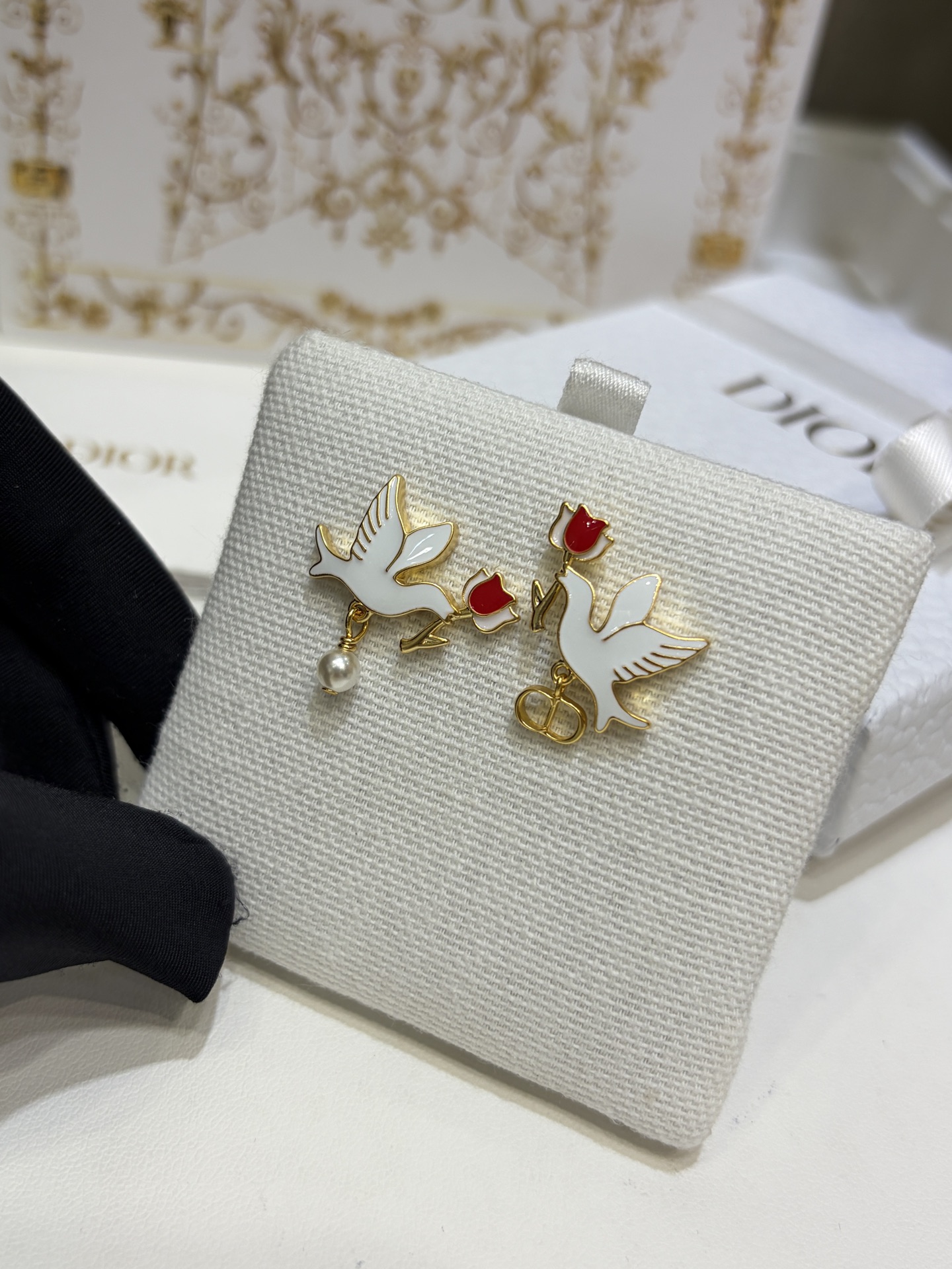 CHRISTIAN DIOR Женские серьги Dioramour Doves&Roses CHRISTIAN DIOR Женские серьги Dioramour Doves&Roses