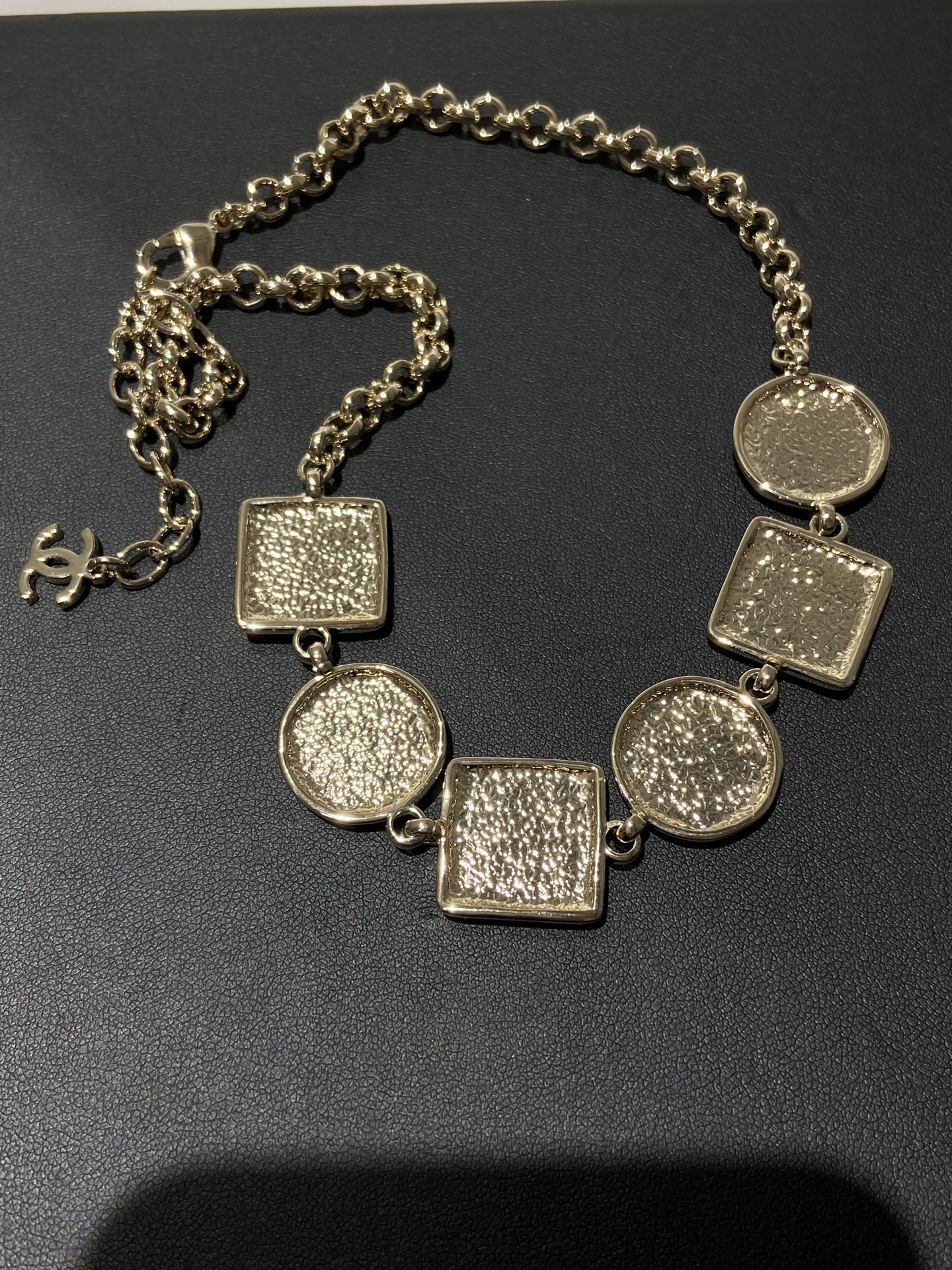 CHANEL Женское колье с буквами CHANEL Женское колье с буквами