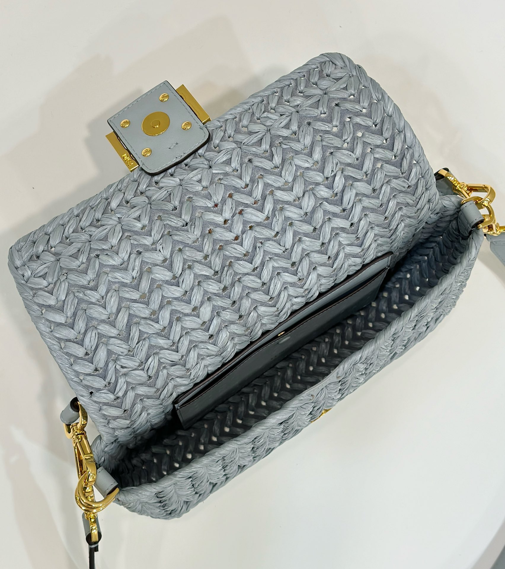 FENDI Женская сумка Baguette из рафии