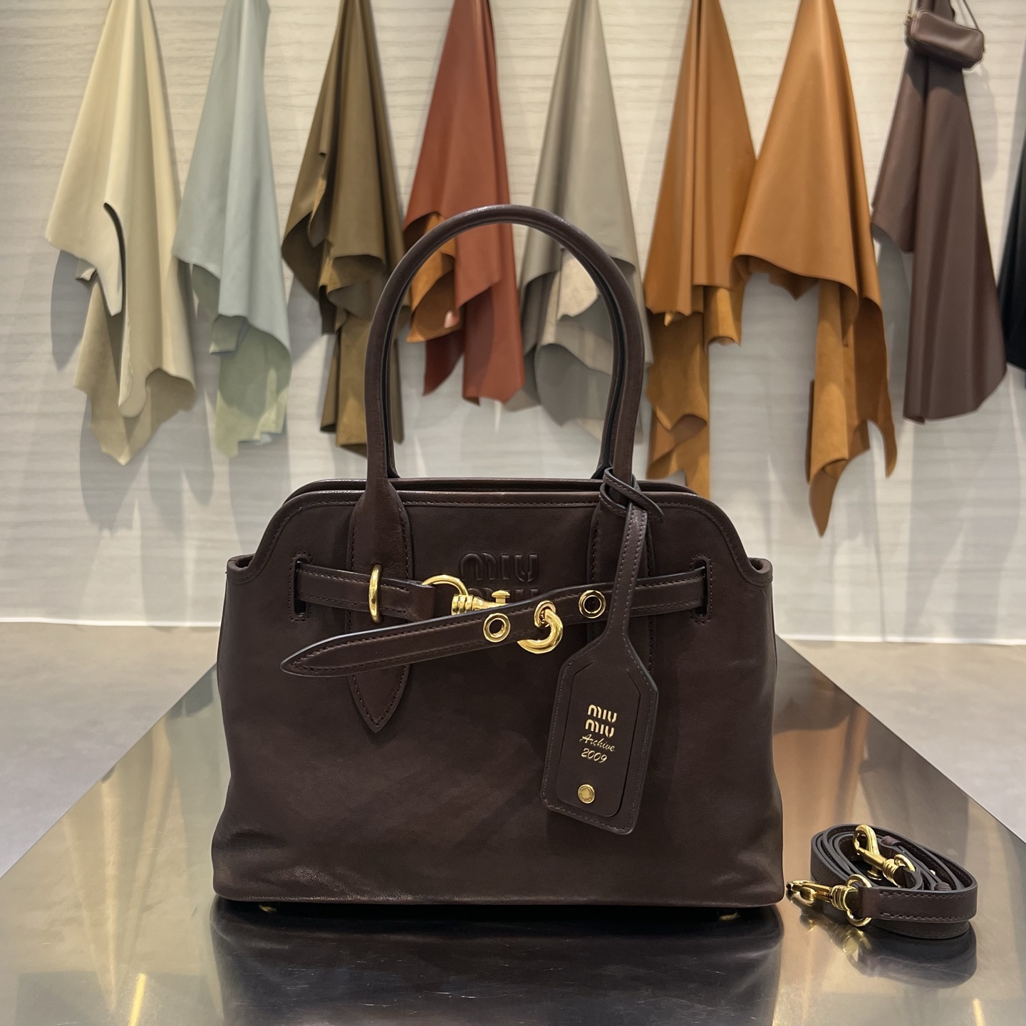 MIU MIU Женская сумка Aventure Nappa leather bag MIU MIU Женская сумка Aventure Nappa leather bag