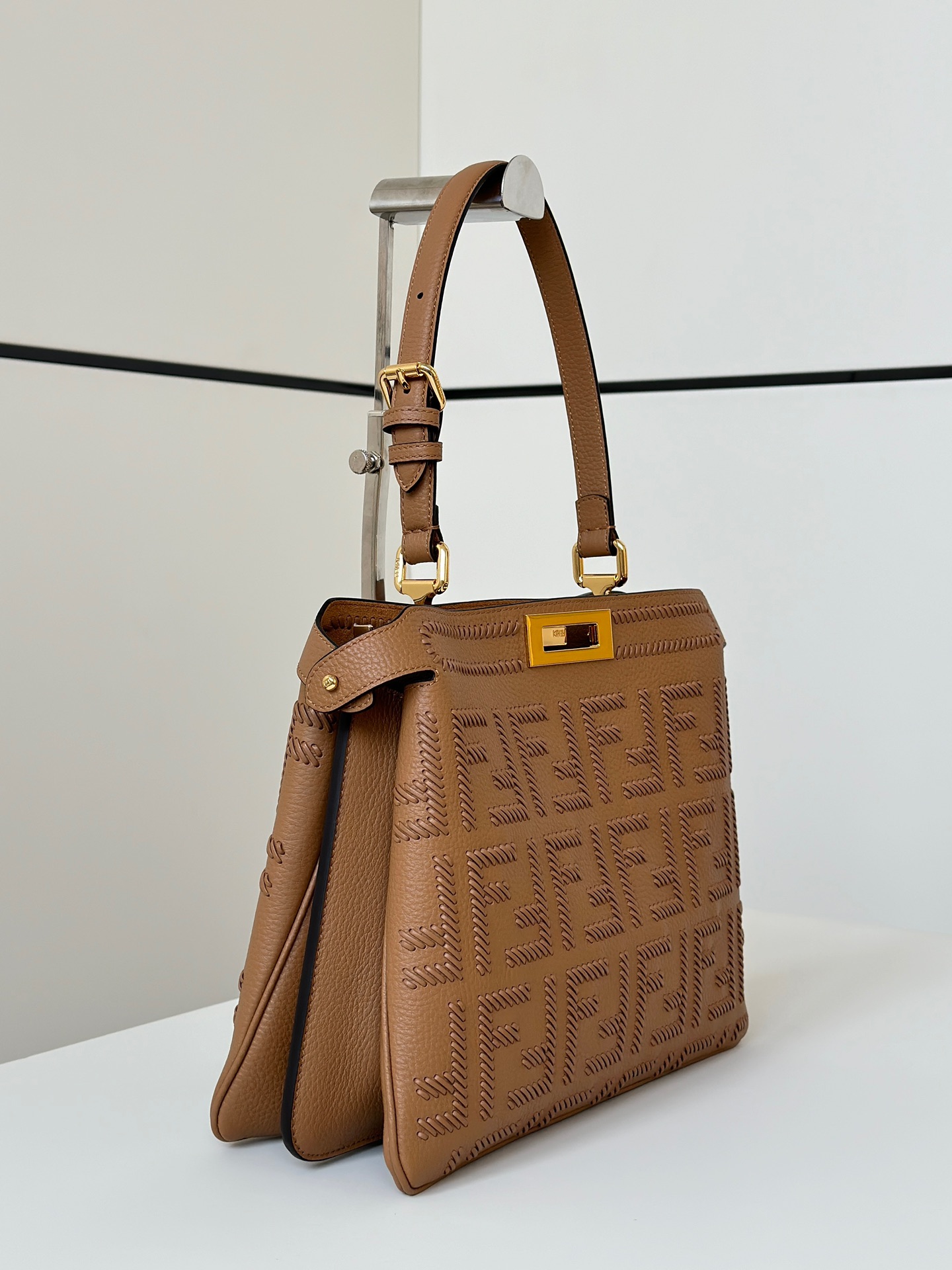 FENDI Женская сумка Peekaboo Soft