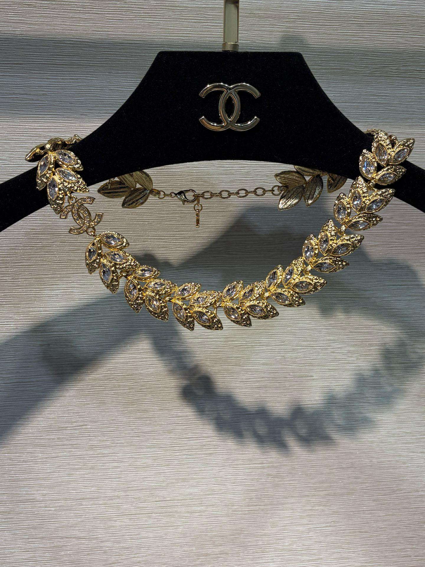 CHANEL Женское колье из латуни с кристаллами Swarovski CHANEL Женское колье из латуни с кристаллами Swarovski